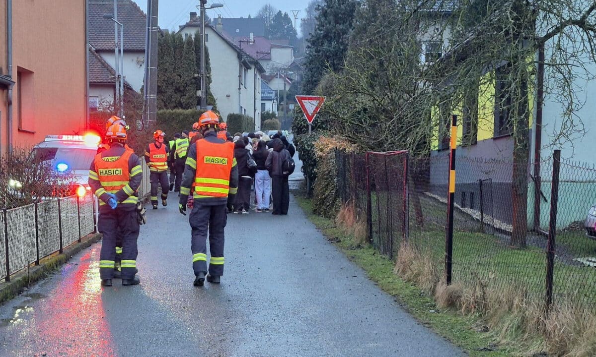 Nehoda auta a vlaku v Želechovicích nad Dřevnicí. Foto: HZS
