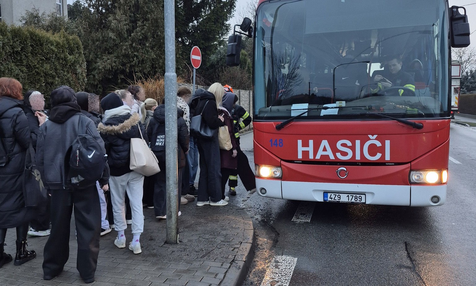 Nehoda auta a vlaku v Želechovicích nad Dřevnicí. Foto: HZS