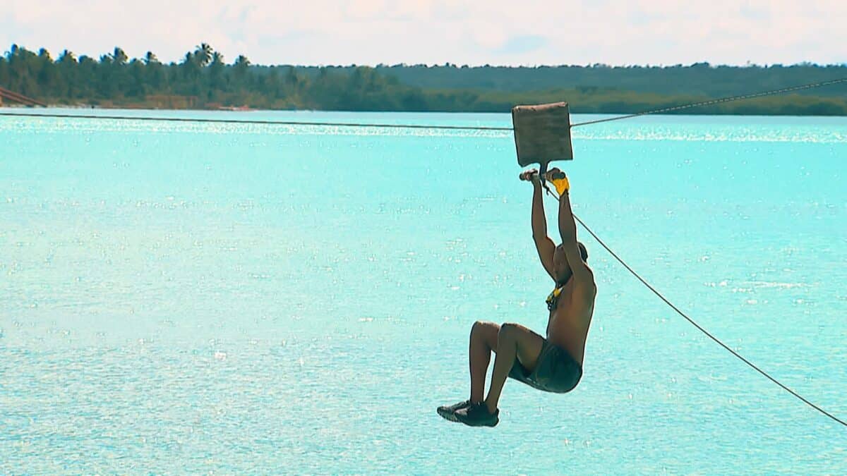 Soutěžící museli sjet stanovený úsek na zipline. Foto: TV Nova