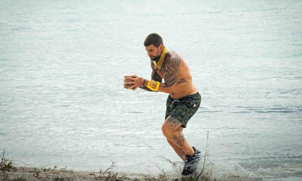Adam na misi musel nosit vodu v kelímku. Kvádr neměl šanci naplnit včas. Foto: TV Nova