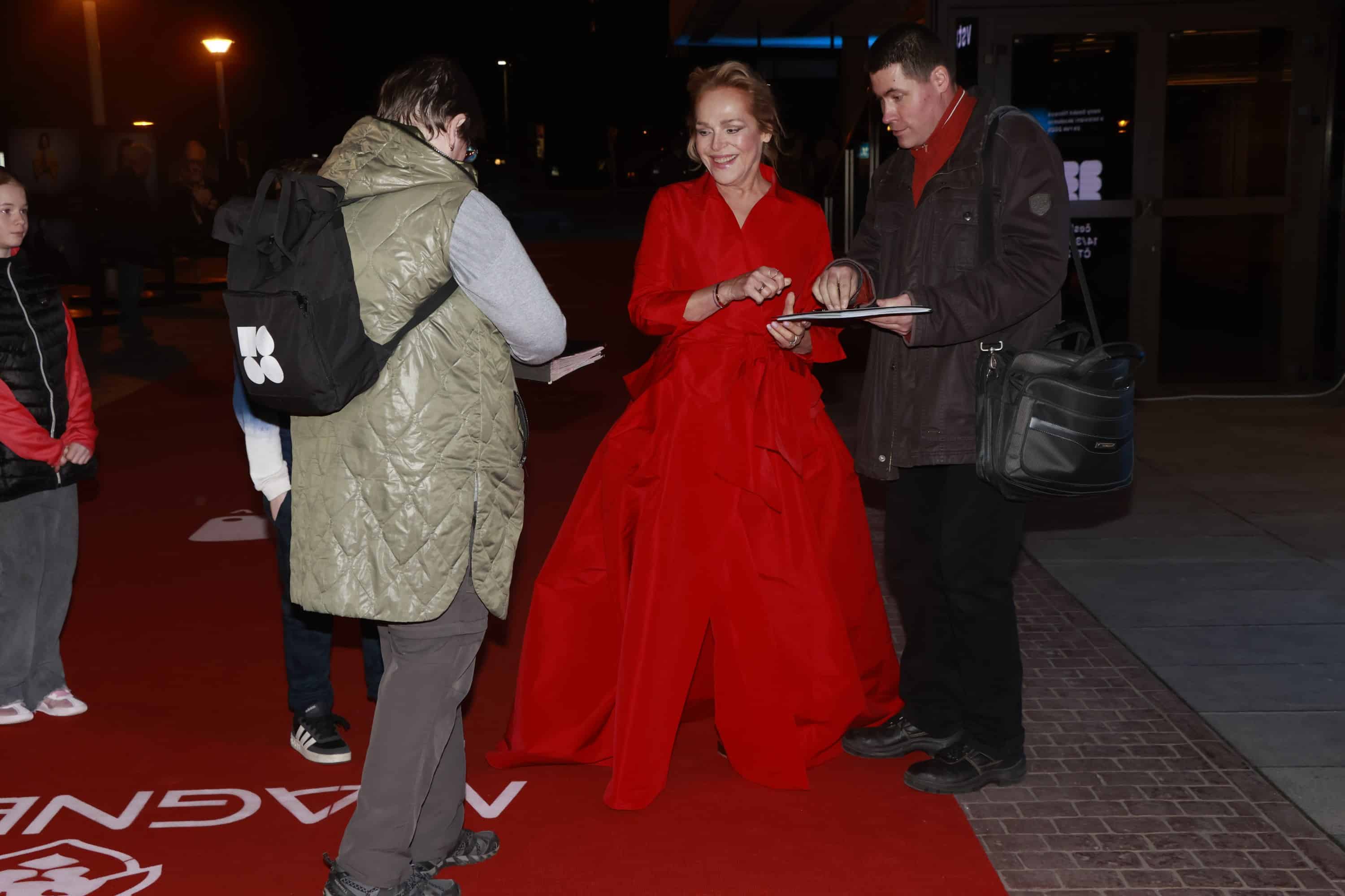 Dagmar Havlová se před ceremoniálem setkala a fotila s fanoušky. Foto: Nextfoto