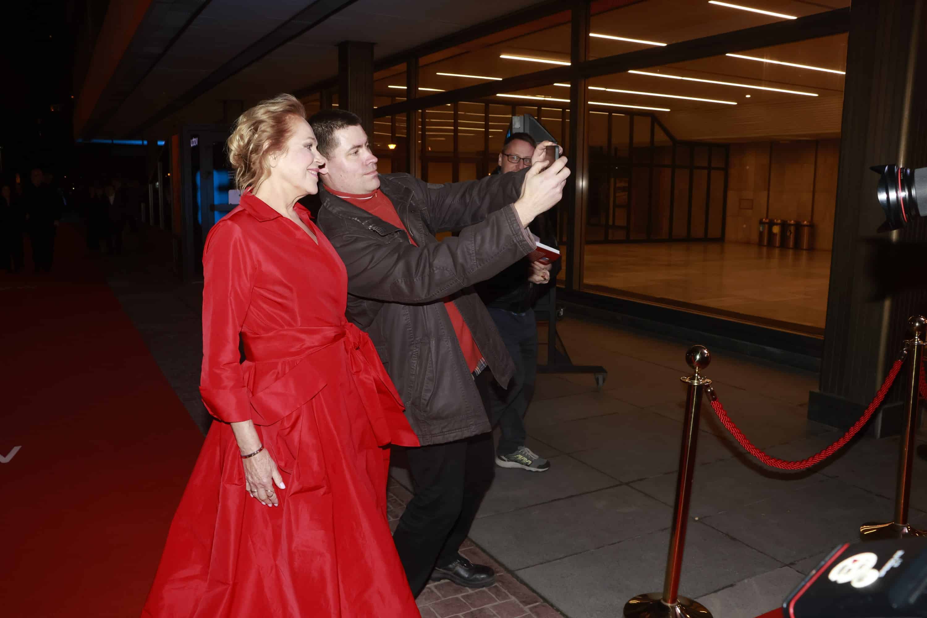 Dagmar Havlová se před ceremoniálem setkala a fotila s fanoušky. Foto: Nextfoto