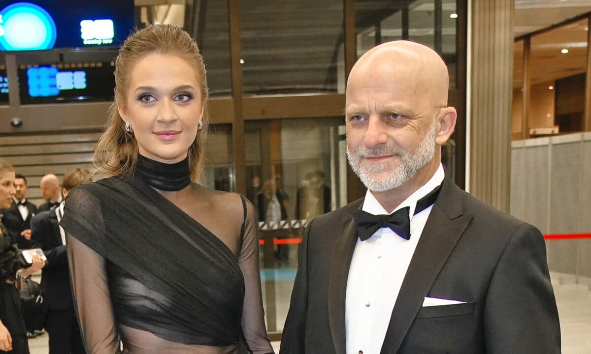 Partnerka Hynka Čermáka Veronika Šmídová vynesla na České lvy průsvitné šaty. Foto: Profimedia