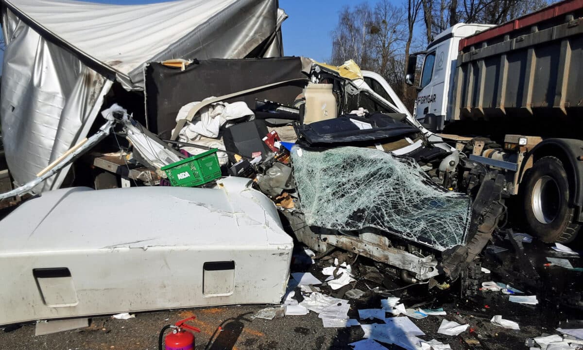 Vážná nehoda dodávky a nákladního vozu na dálnici D35. Foto: HZS OLK