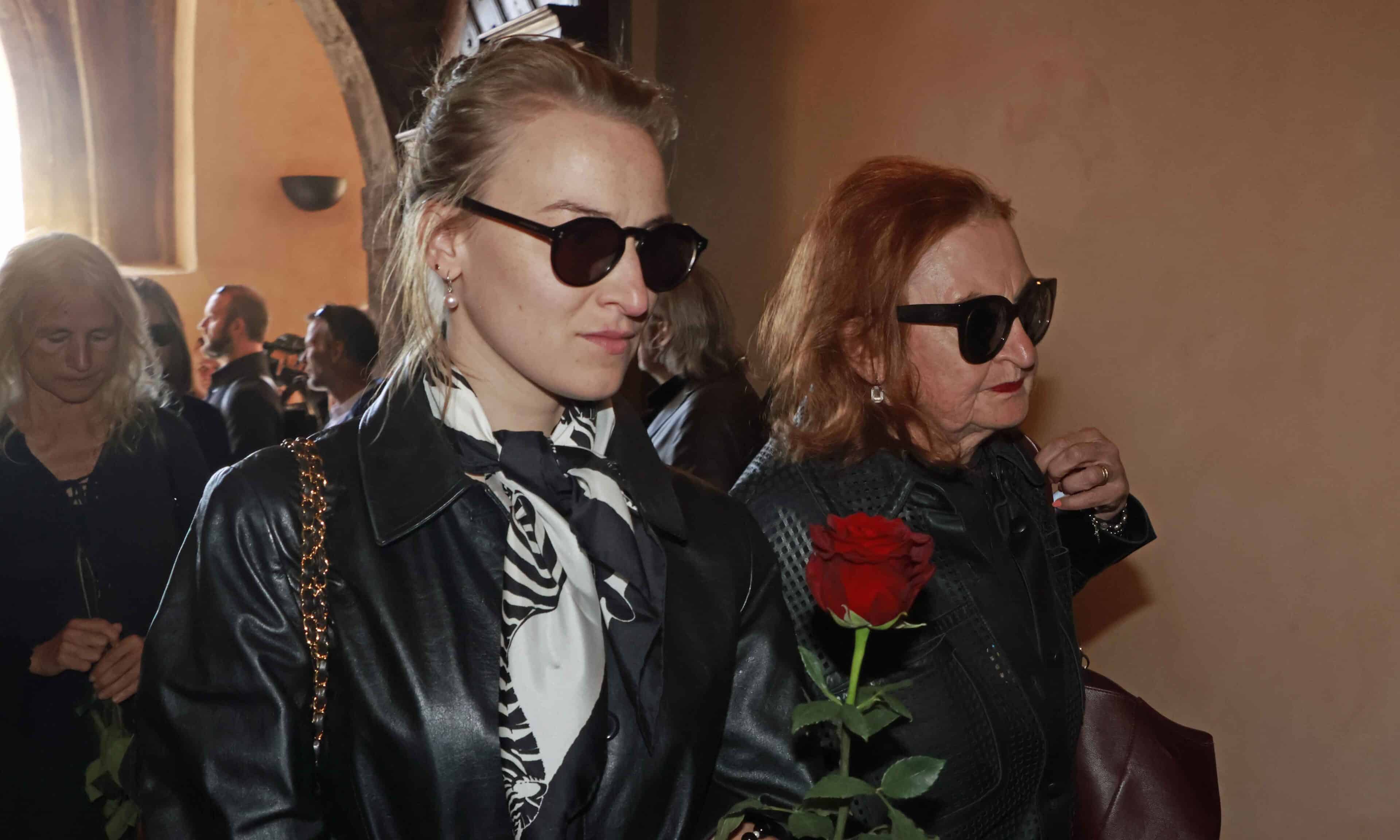 Eva Holubová s dcerou na pohřbu Jana Potměšila. Foto: Nextfoto