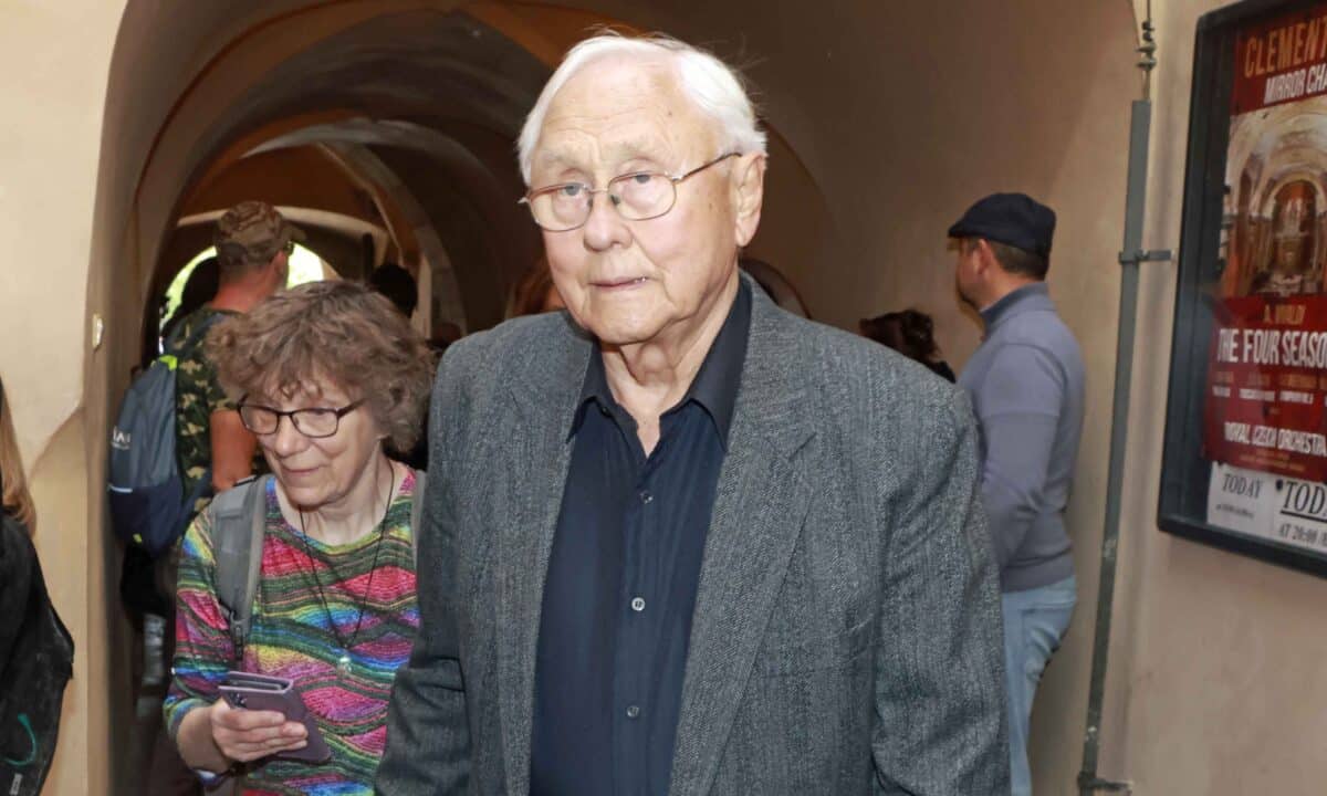 Herec Jaroslav Satoranský přichází na pohřeb Jana Potměšila. Foto: Nextfoto