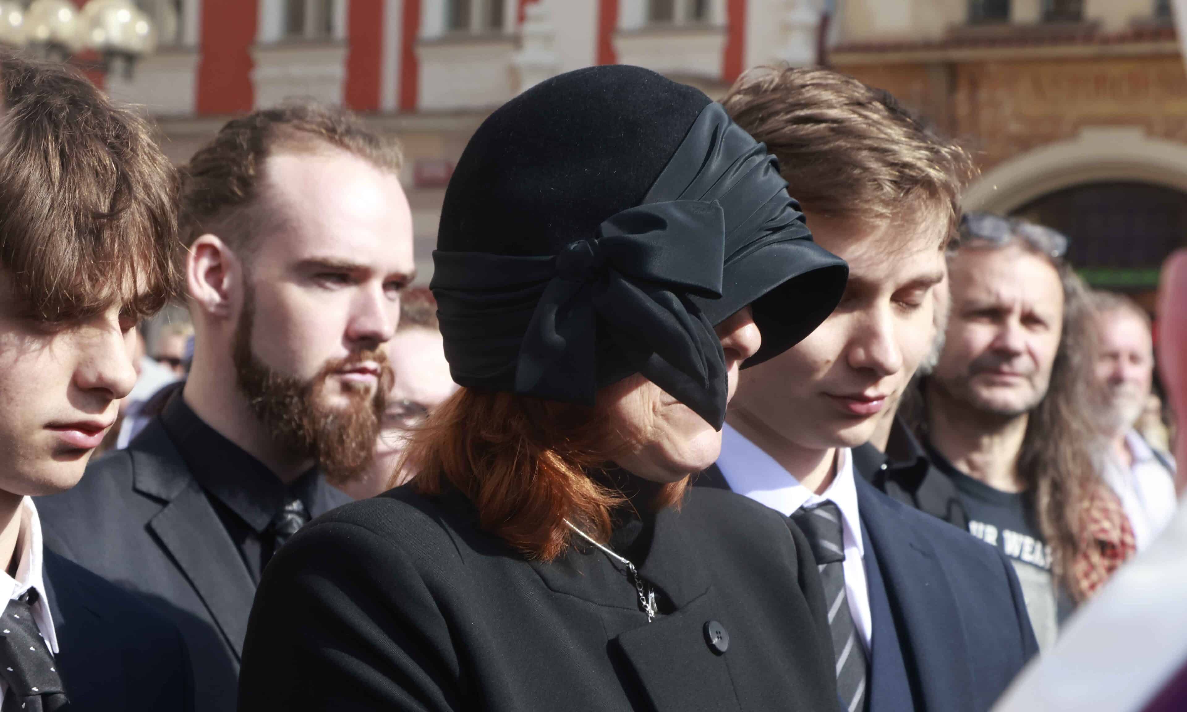 Vdova Radka Potměšilová se syny na pohřbu Jana Potměšila. Foto: Nextfoto
