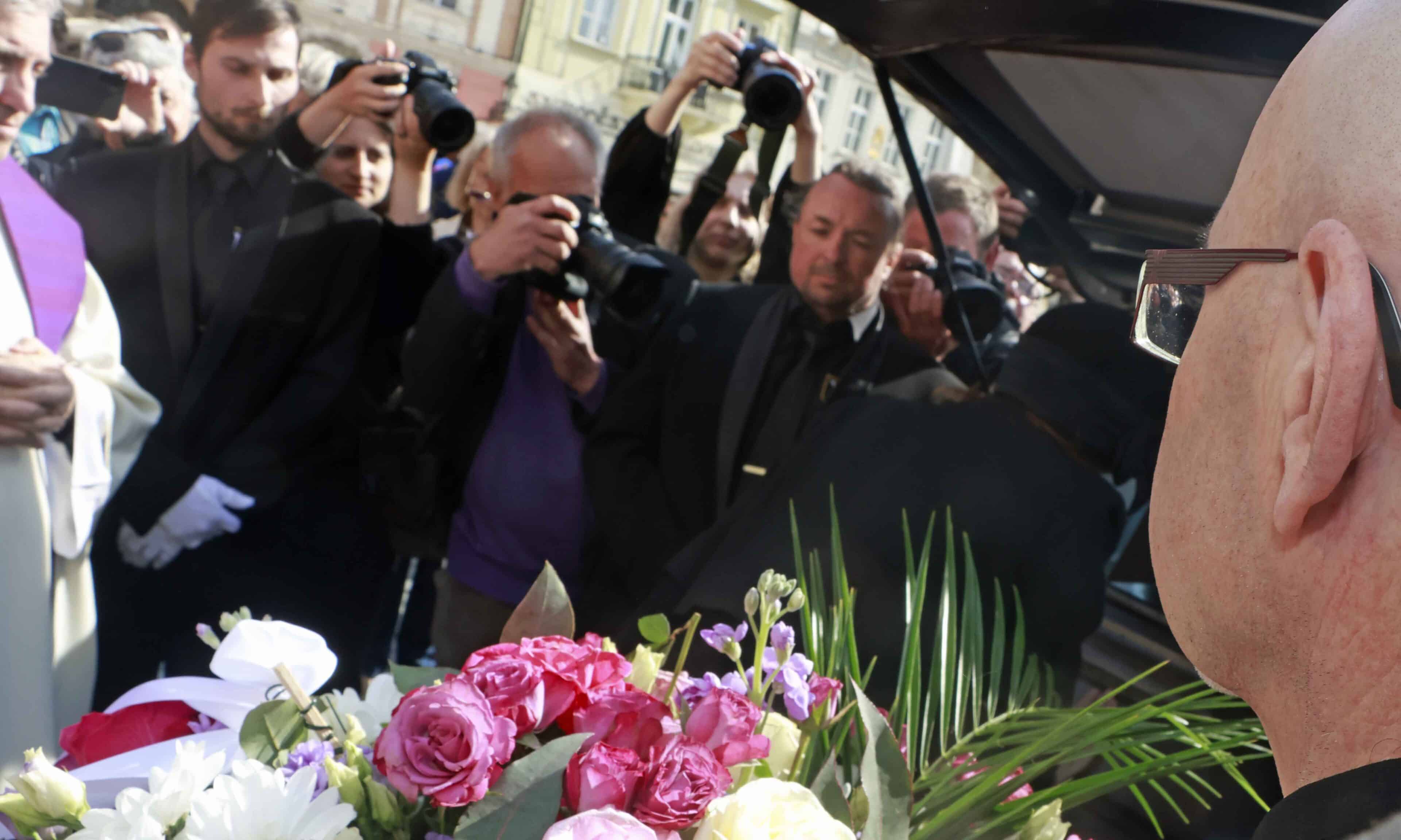 Vdova Radka Potměšilová naposledy objímá manželovu rakev. Foto: Nextfoto