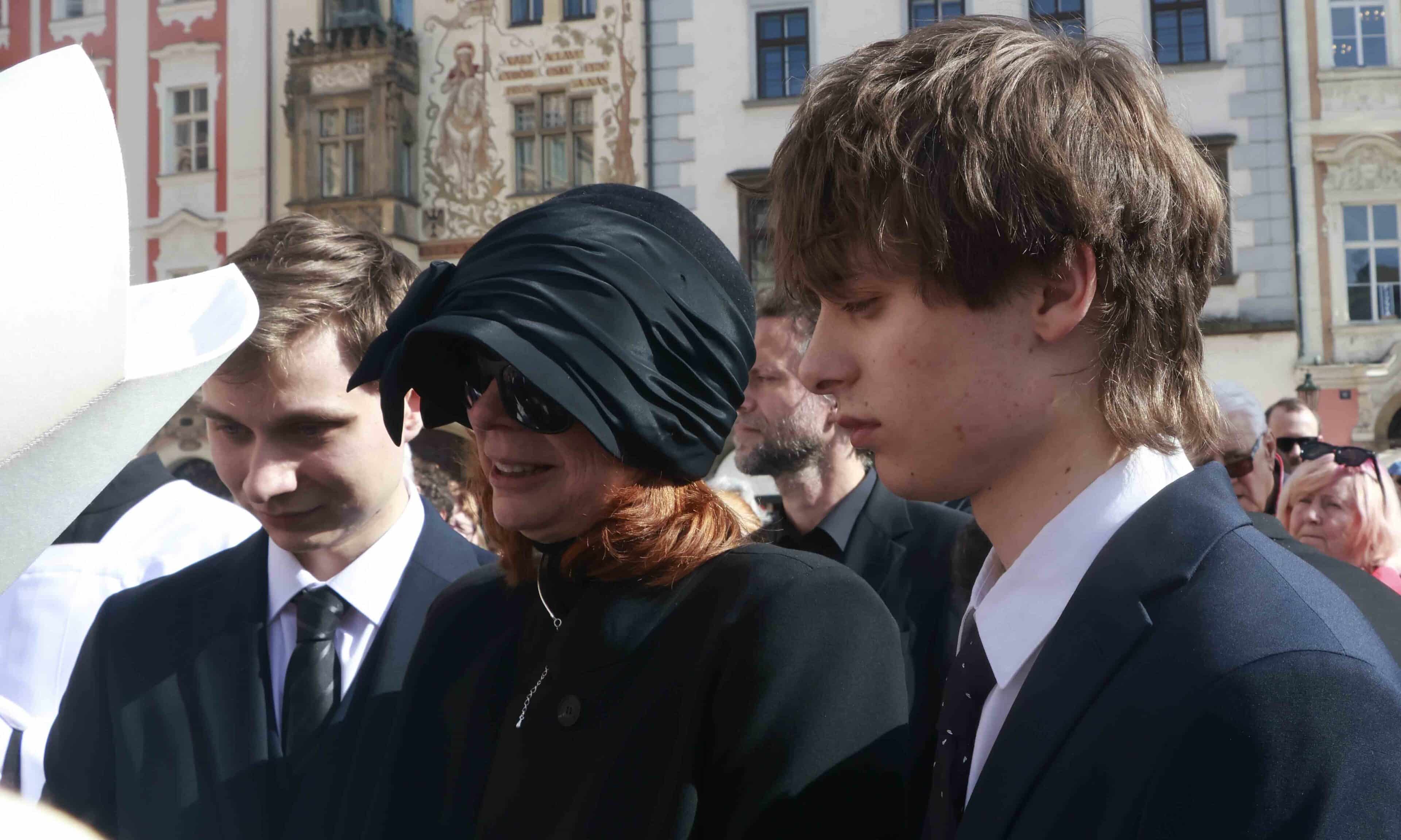 Vdova Radka Potměšilová se syny na pohřbu Jana Potměšila. Foto: Nextfoto