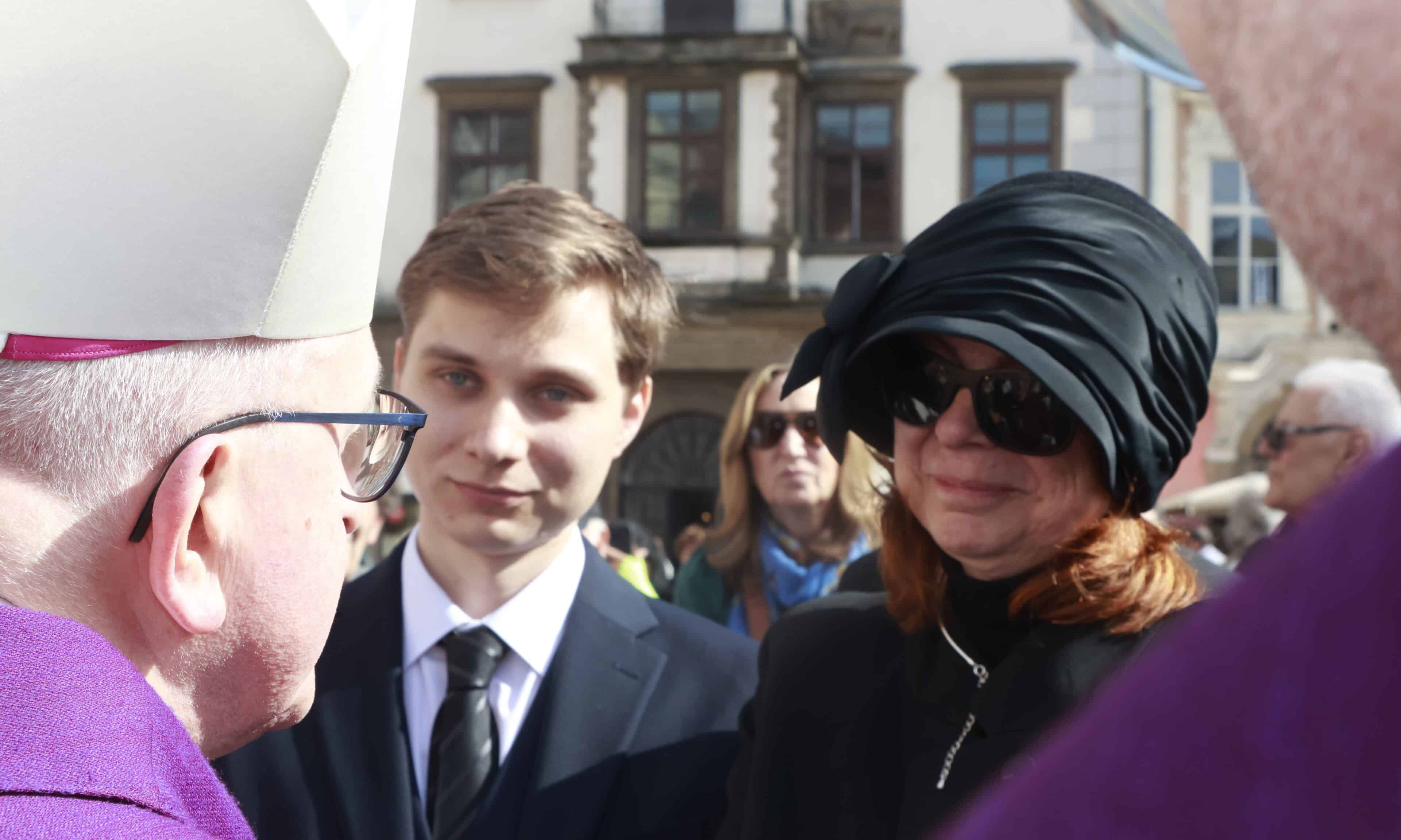 Vdova Radka Potměšilová se syny na pohřbu Jana Potměšila. Foto: Nextfoto