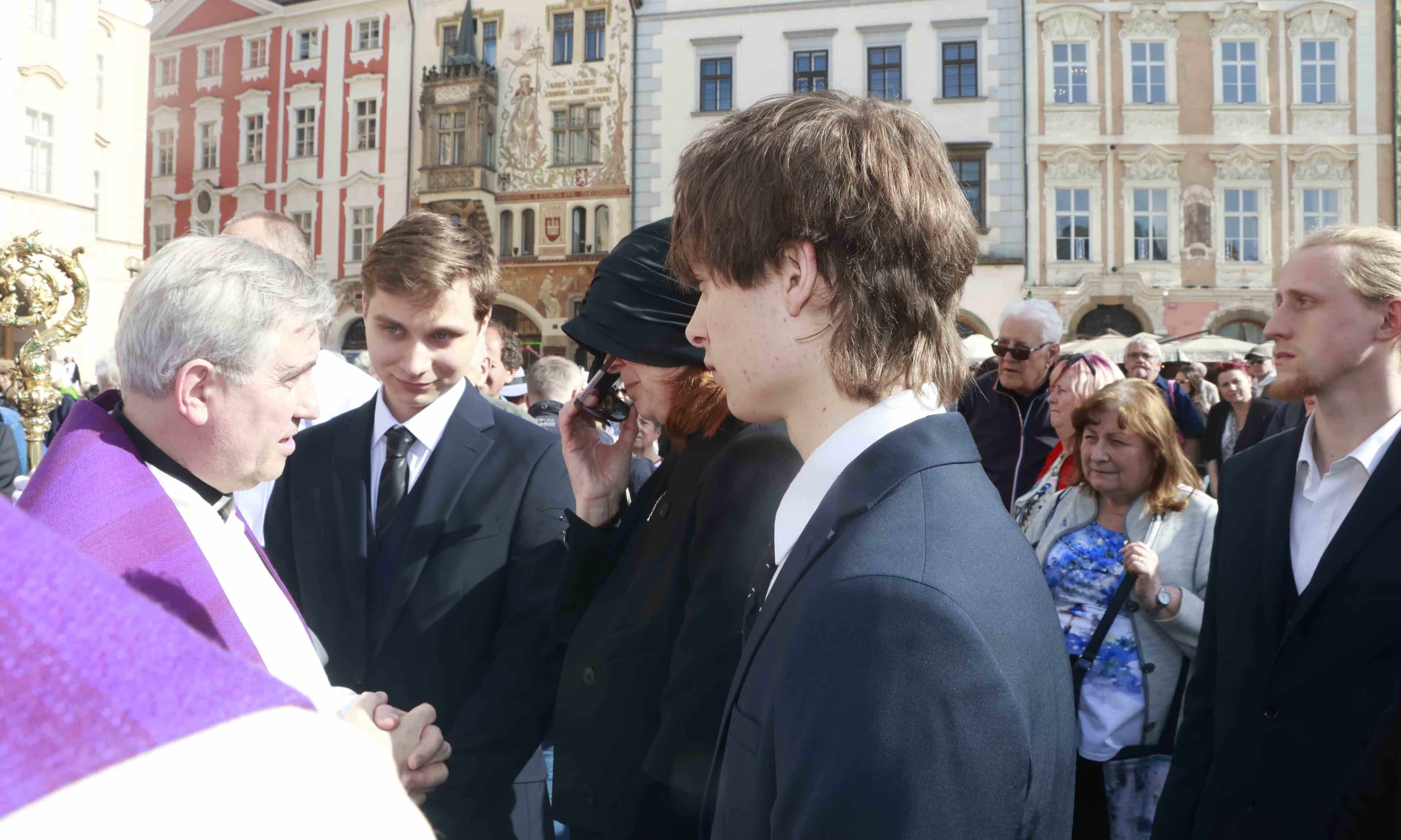 Vdova Radka Potměšilová se syny na pohřbu Jana Potměšila. Foto: Nextfoto