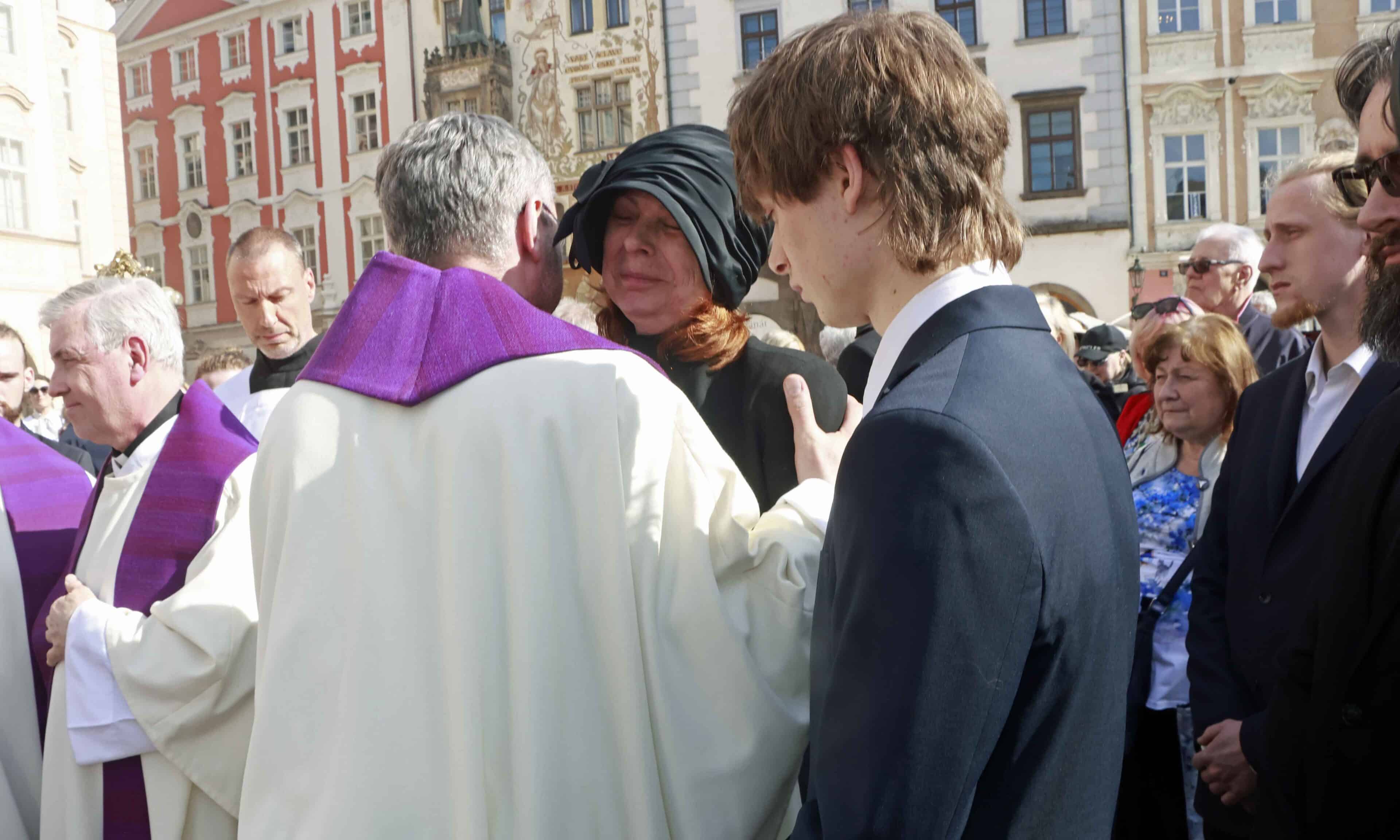 Vdova Radka Potměšilová se syny na pohřbu Jana Potměšila. Foto: Nextfoto