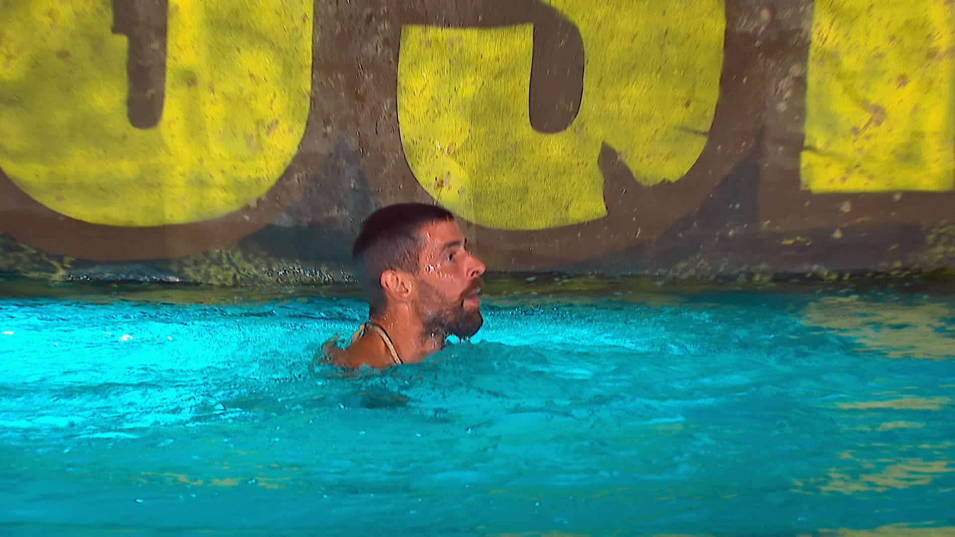 Adama v duelu zradily ruce, neudržel se a spadl do vody. Foto: TV Nova