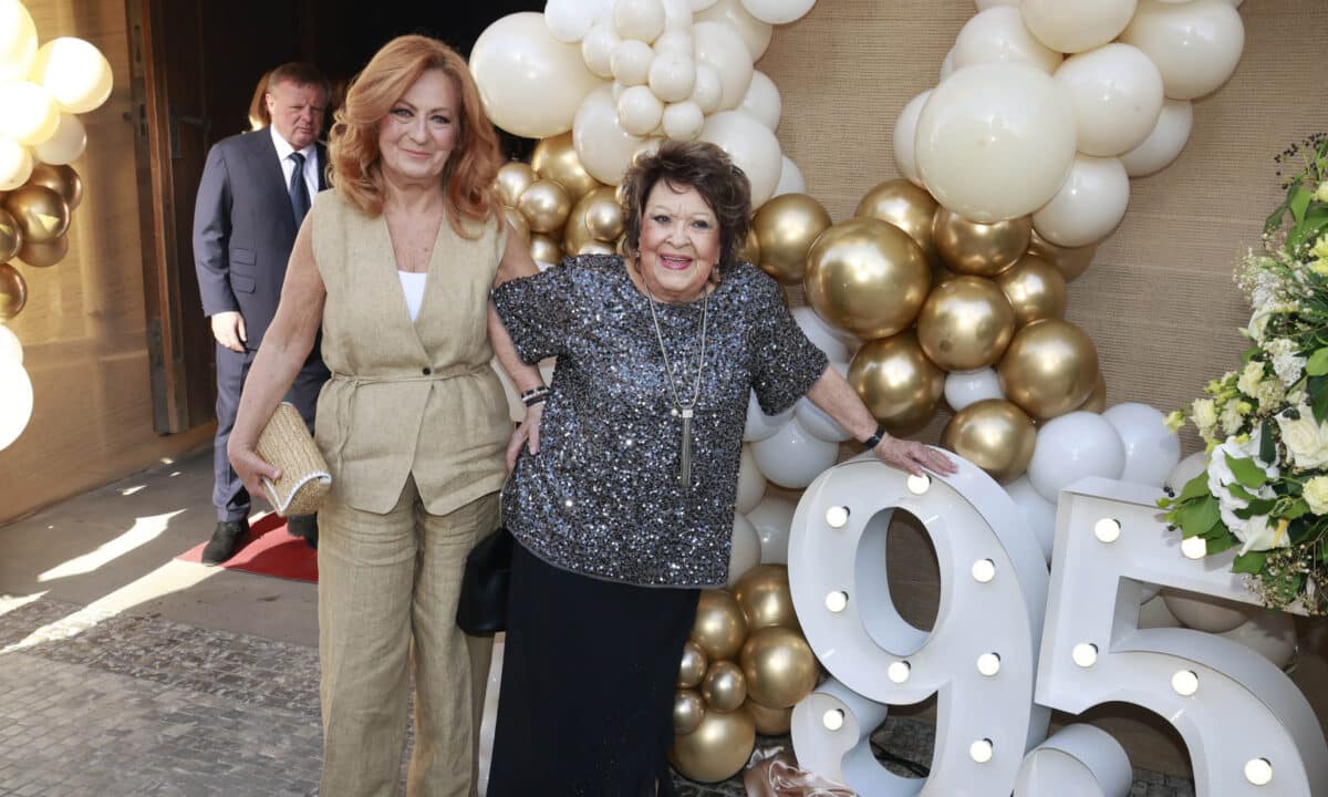 Oslava 95. narozenin Jiřiny Bohdalové: Simona Stašová a Jiřina Bohdalová. Foto: Nextfoto
