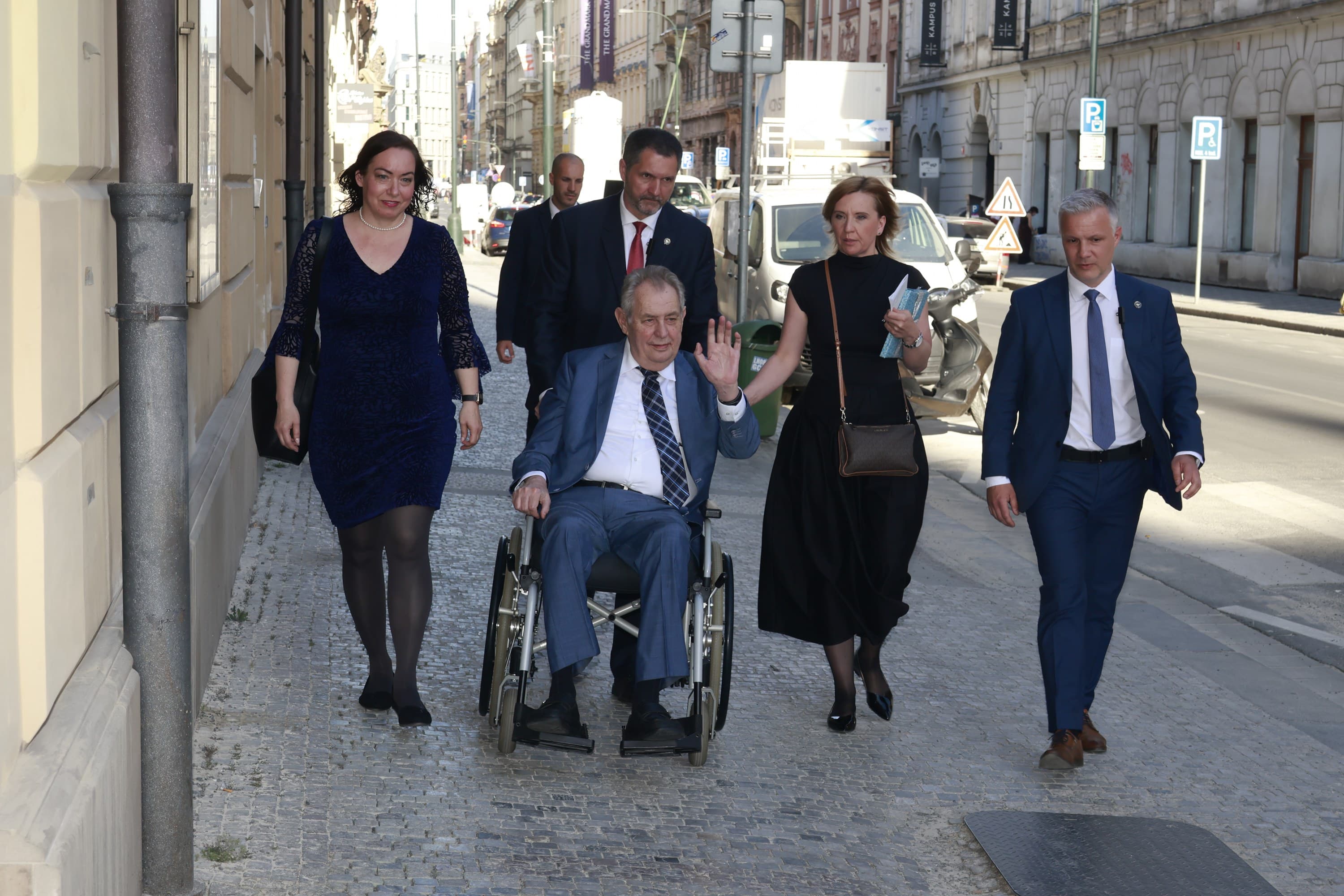 Oslava 95. narozenin Jiřiny Bohdalové: Miloš Zeman přijíždí na vozíku. Foto: Nextfoto