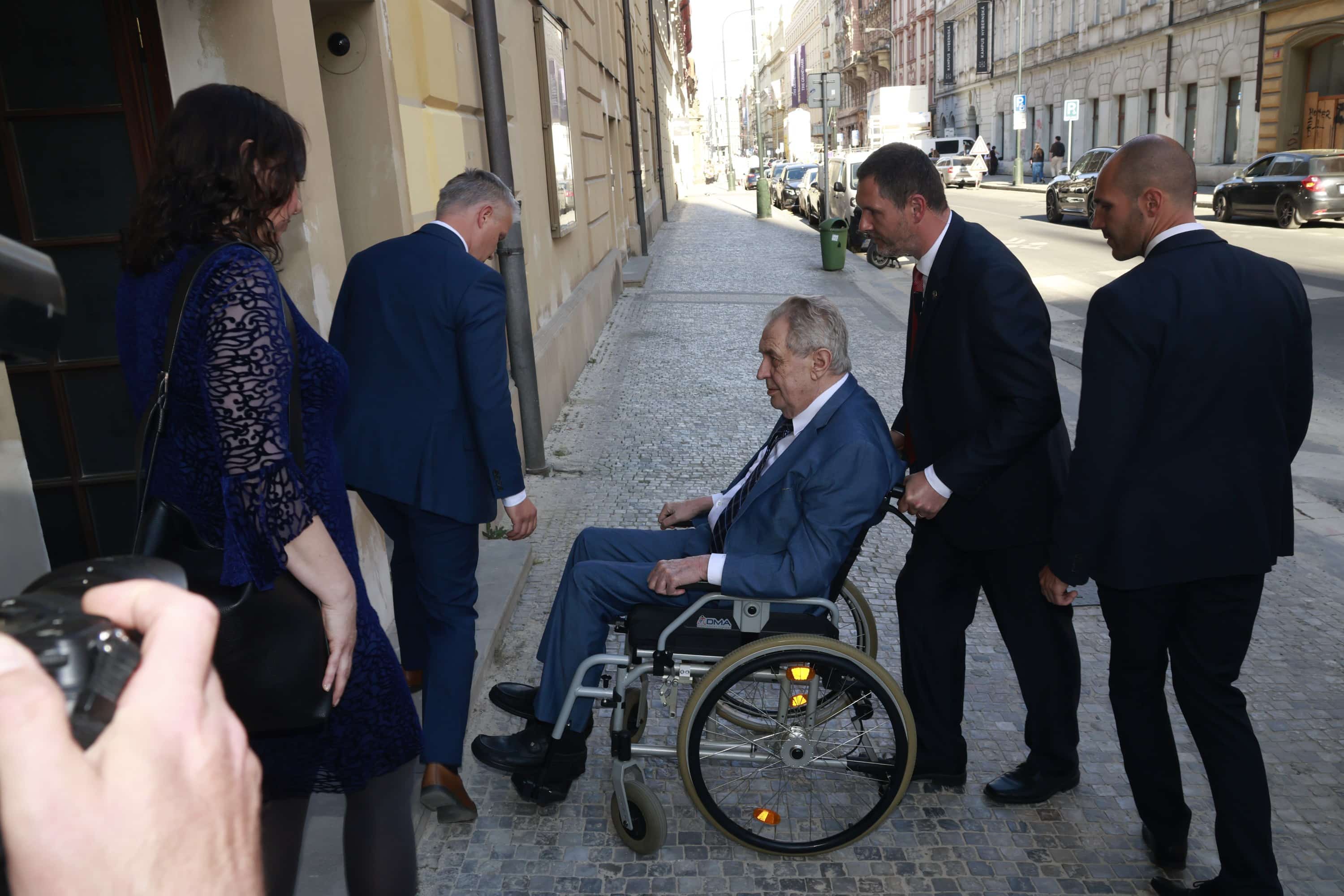 Oslava 95. narozenin Jiřiny Bohdalové: Miloš Zeman přijíždí na vozíku. Foto: Nextfoto