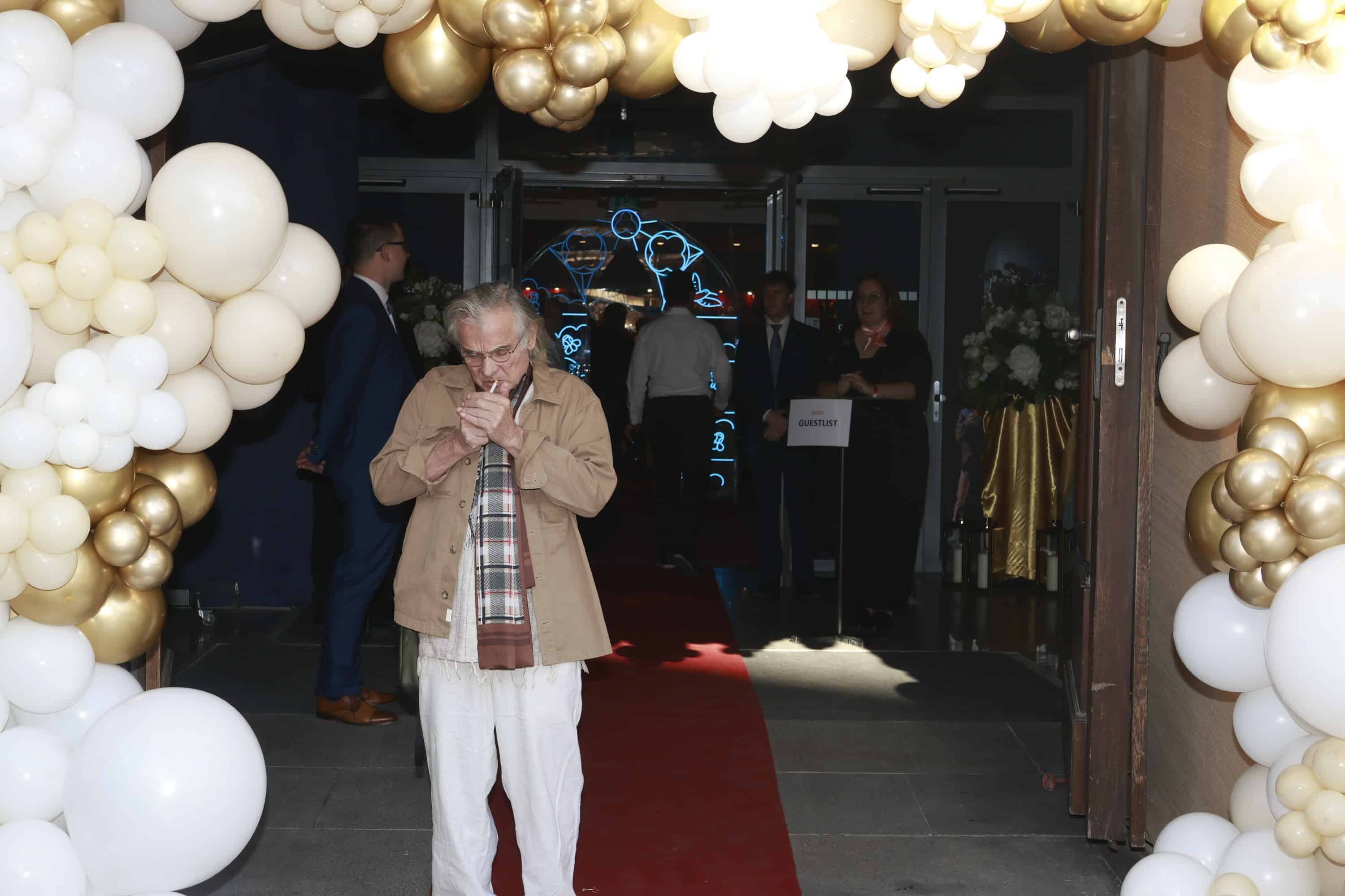 Oslava 95. narozenin Jiřiny Bohdalové: Oldřich Kaiser a jeho cigaretka. Foto: Nextfoto