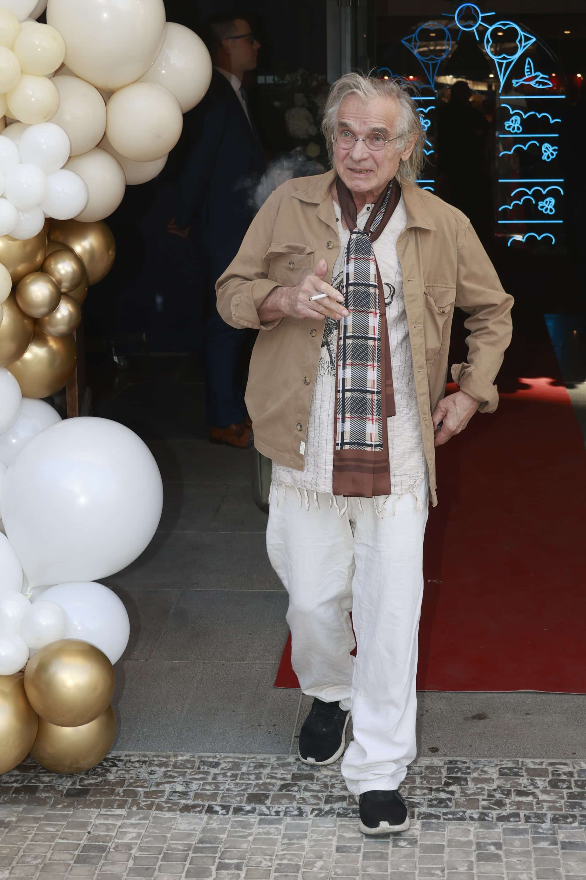 Oslava 95. narozenin Jiřiny Bohdalové: Oldřich Kaiser a jeho cigaretka. Foto: Nextfoto