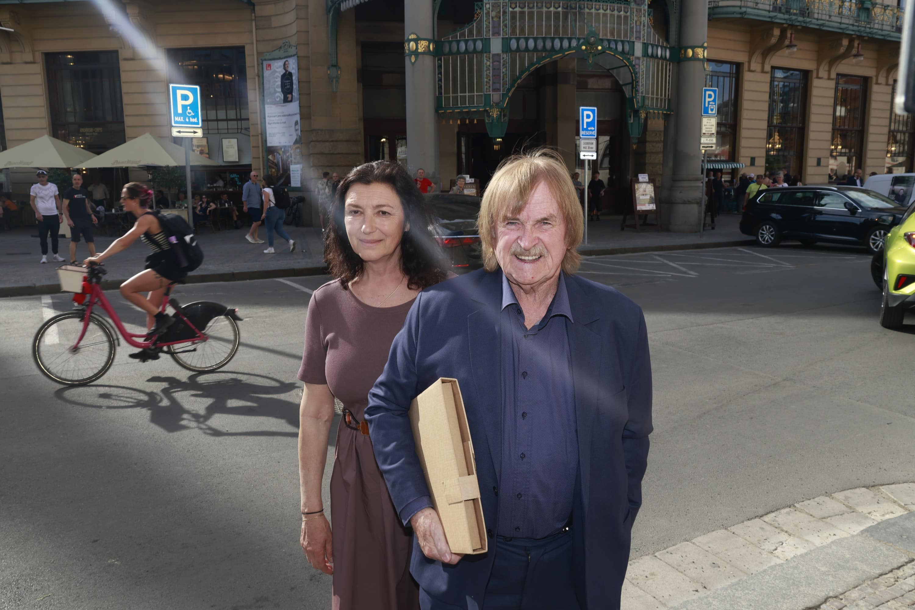 Oslava 95. narozenin Jiřiny Bohdalové: Karel Vágner se ženou. Foto: Nextfoto