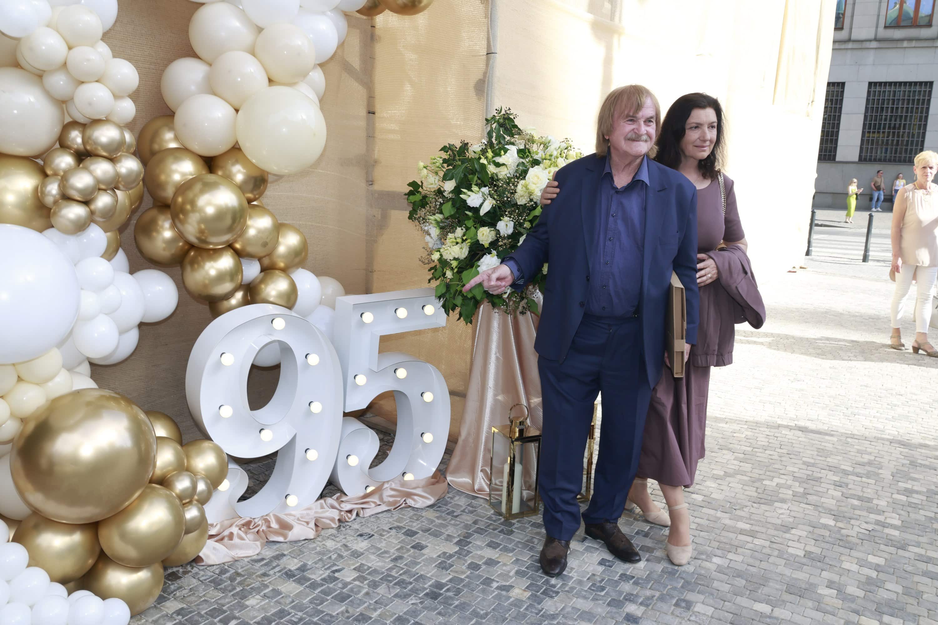 Oslava 95. narozenin Jiřiny Bohdalové: Karel Vágner se ženou. Foto: Nextfoto