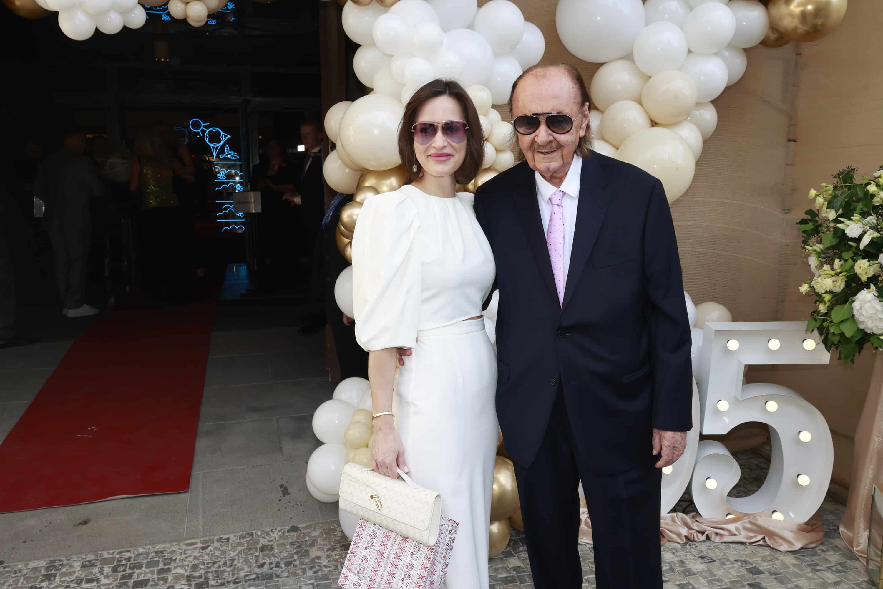 Oslava 95. narozenin Jiřiny Bohdalové: Producent František Janeček a moderátorka Alex Mynářová. Foto: Nextfoto
