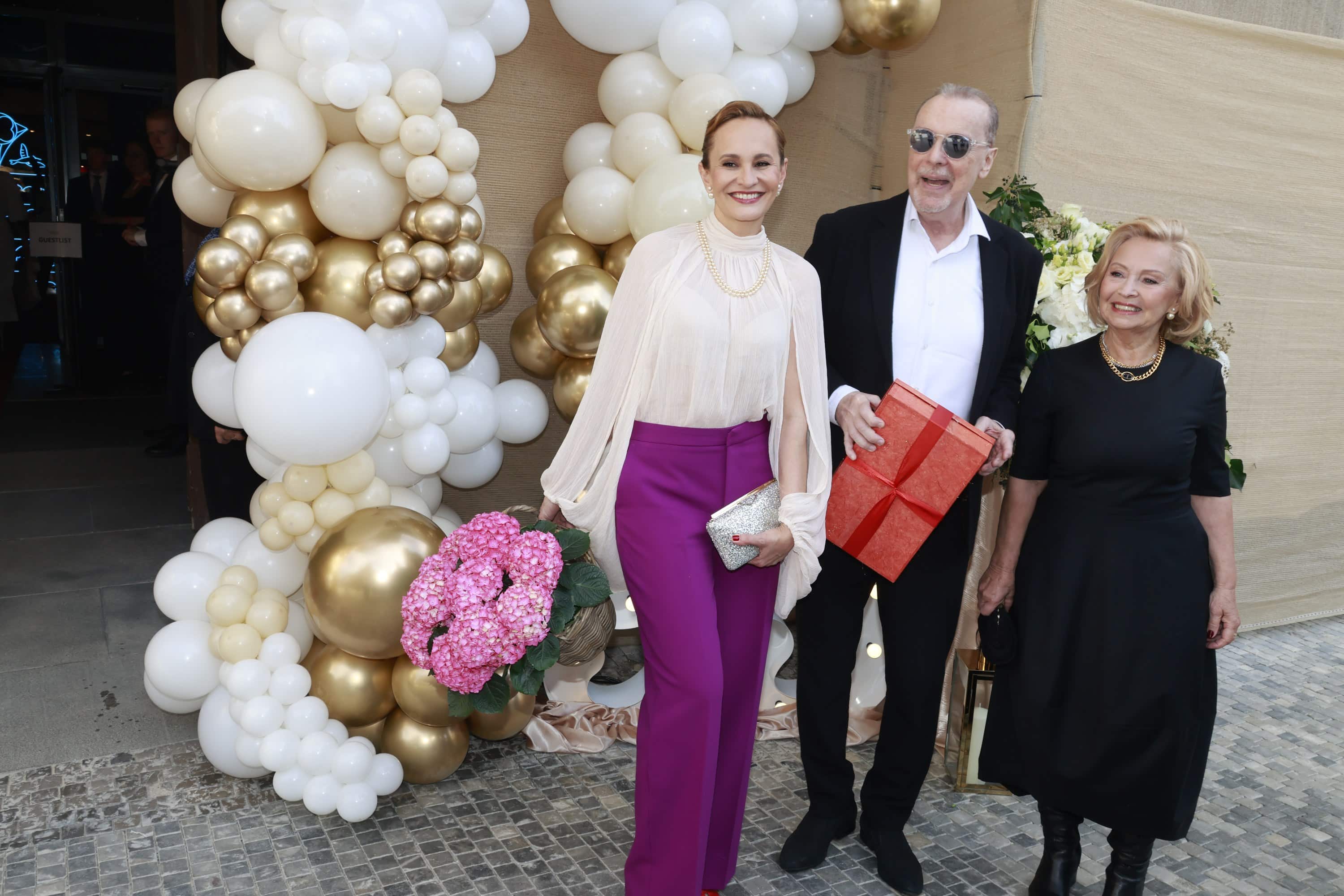 Oslava 95. narozenin Jiřiny Bohdalové: Pěvec Štefan Margita, zpěvačka Monika Absolonová a její maminka. Foto: Nextfoto