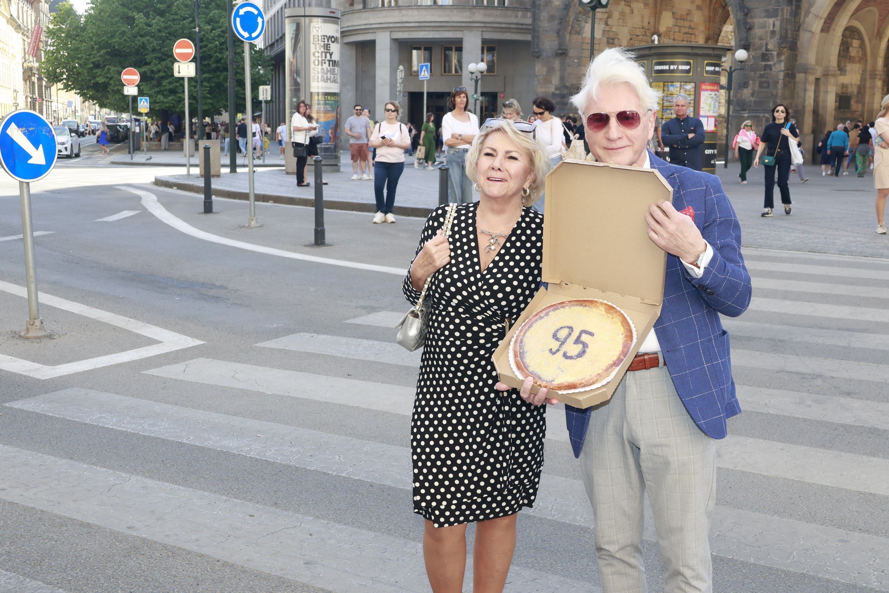 Oslava 95. narozenin Jiřiny Bohdalové: Ladislav Špaček se ženou. Foto: Nextfoto