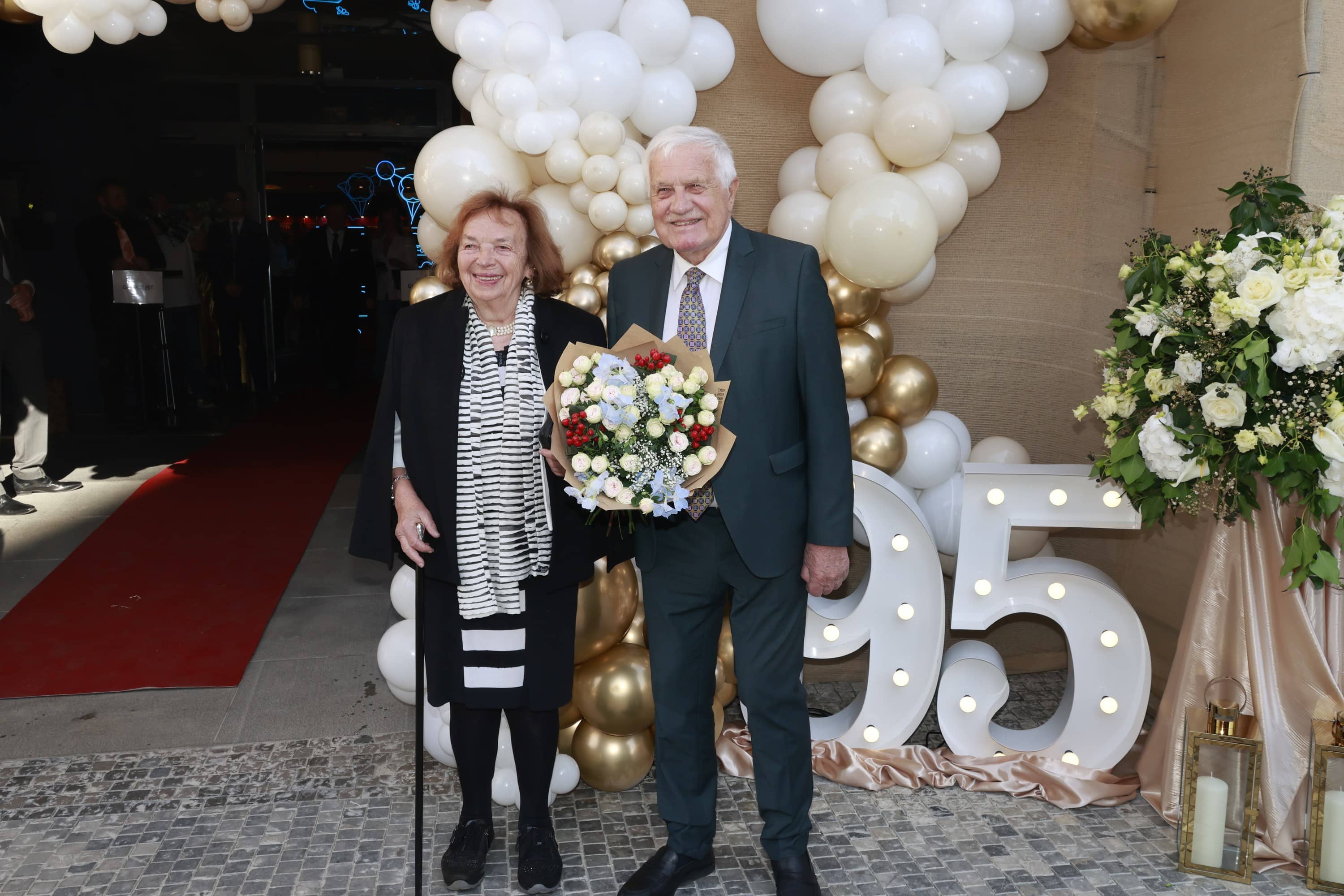 Oslava 95. narozenin Jiřiny Bohdalové: Exprezident Václav Klaus s chotí Lívií. Foto: Nextfoto