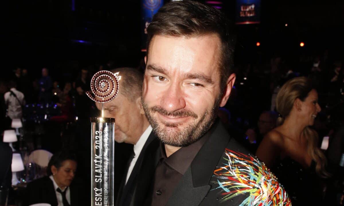 Marek Ztracený se soškou Českého slavíka. Foto: Nextfoto