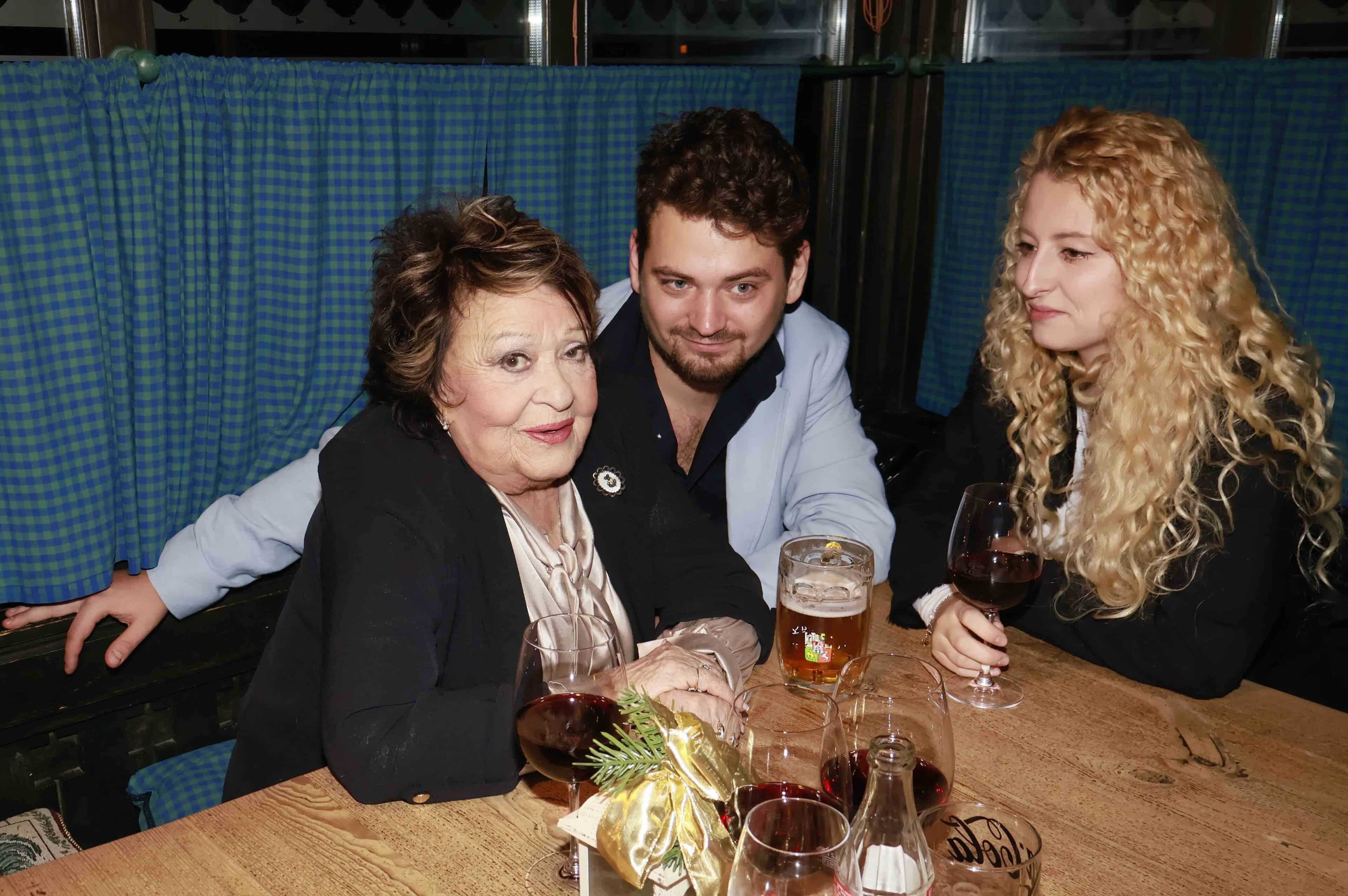 Jiřina Bohdalová a vnuk Vojtěch spolu klidně zajdou na pivo. Foto: Nextfoto