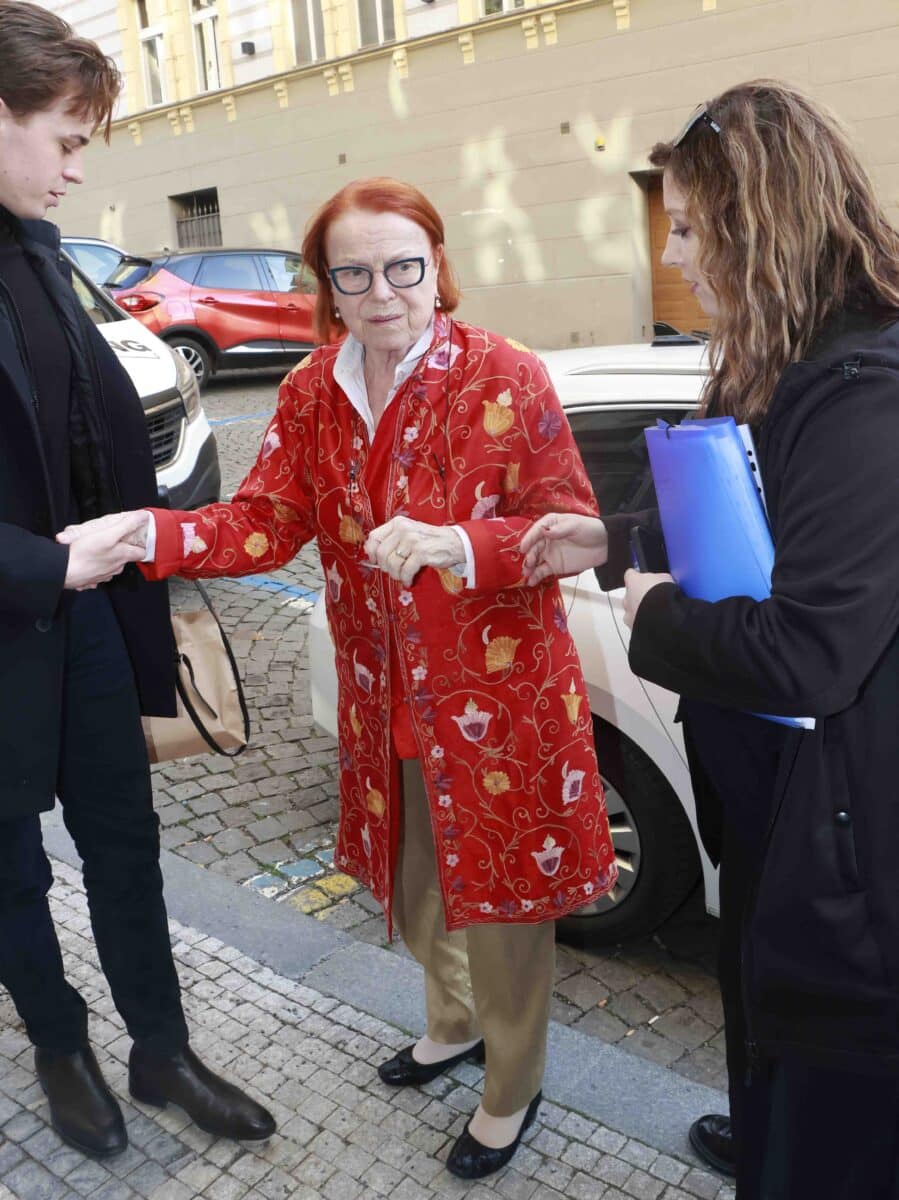 Iva Janžurová přichází na letošní oslavu narozenin Zdeňka Svěráka. Foto: Nextfoto