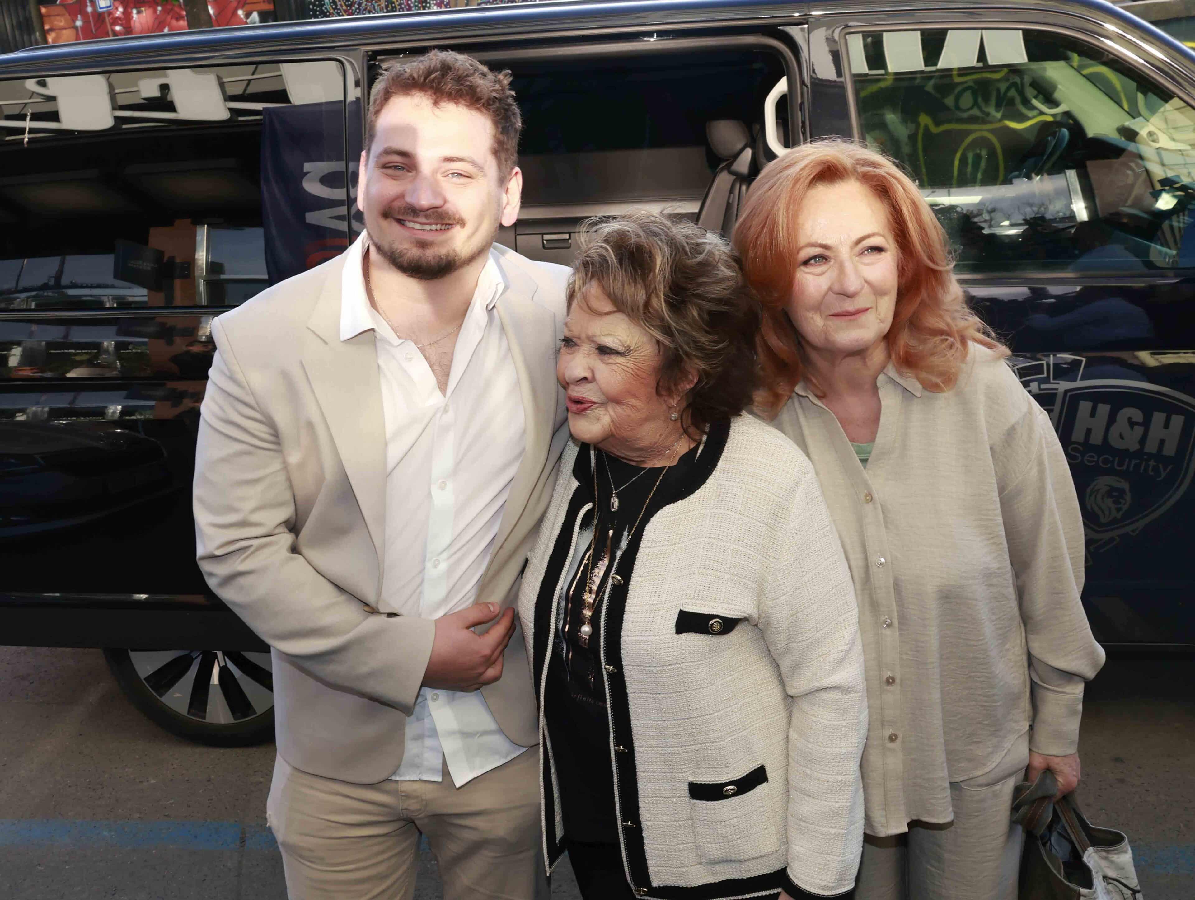 Jiřina Bohdalová, její vnuk Vojtěch Staš a dcera Simona Stašová. Foto: Nextfoto