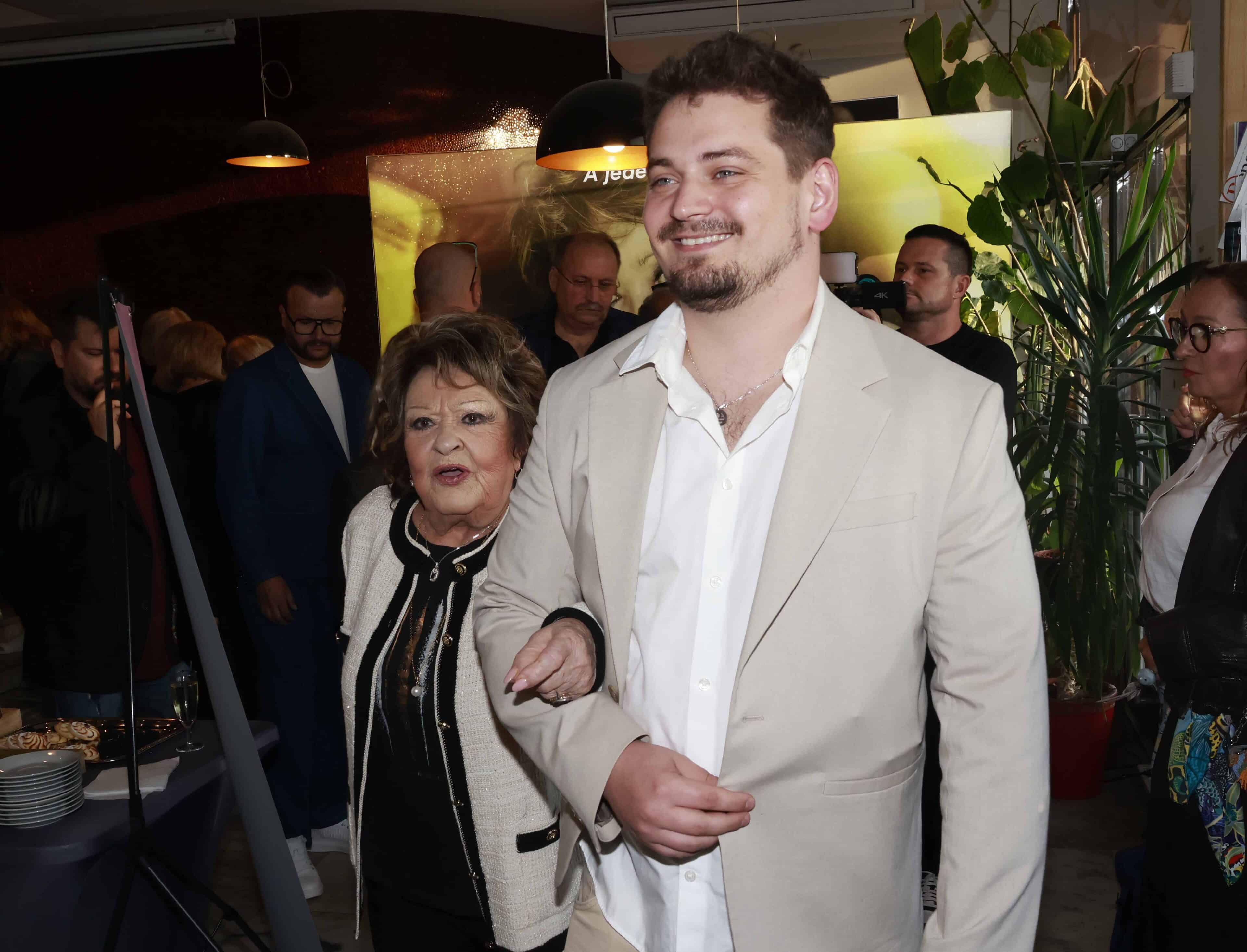 Vnuk Vojtěch je Jiřině Bohdalové vždy oporou. Foto: Nextfoto