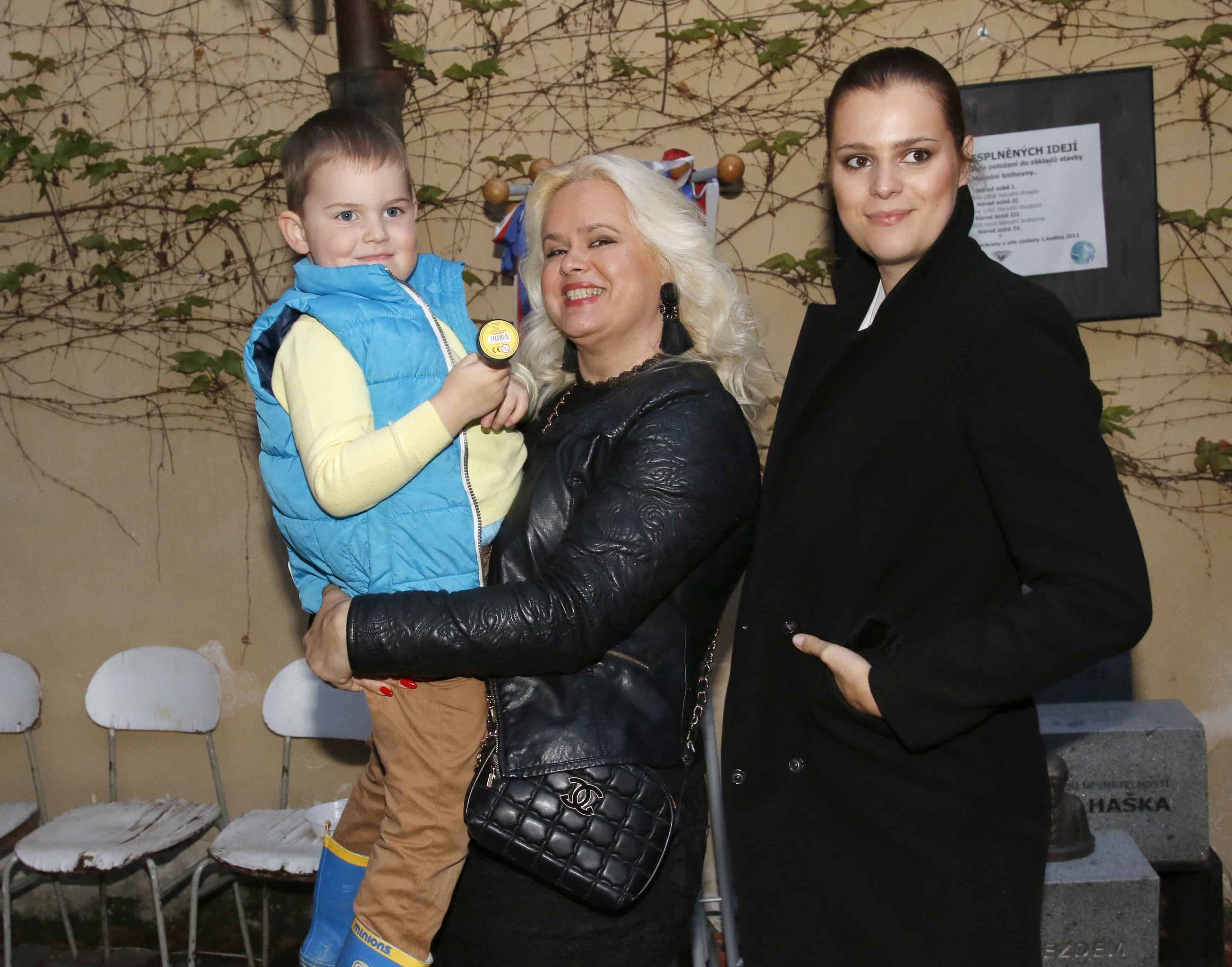 Quentin Kokta na snímku z roku 2017, když se ještě Ornella bavila se svou matkou Monikou Binias (uprostřed). Foto: Nextfoto