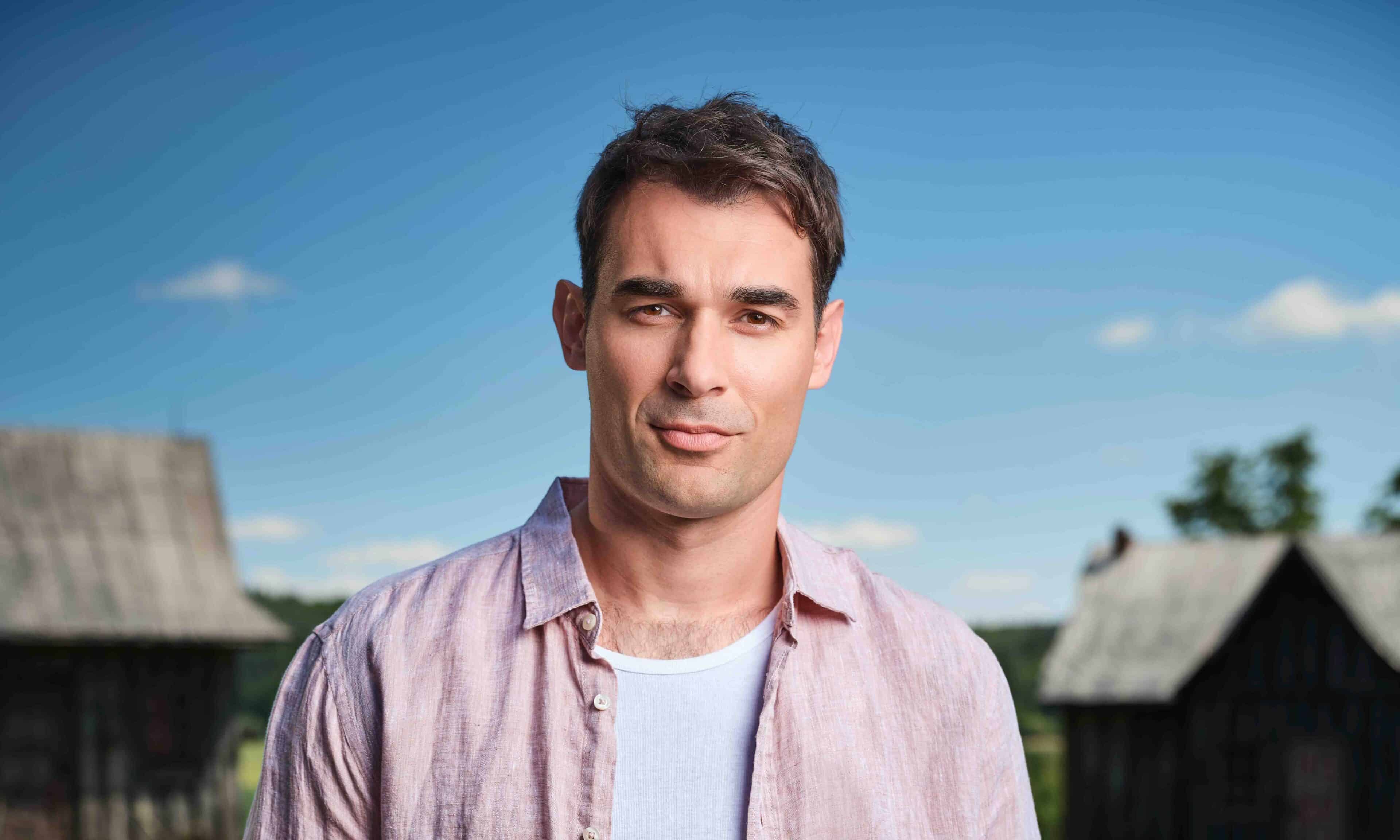 Moderátor reality show Farma Česko 2026 Adam Vacula. Foto: TV Nova