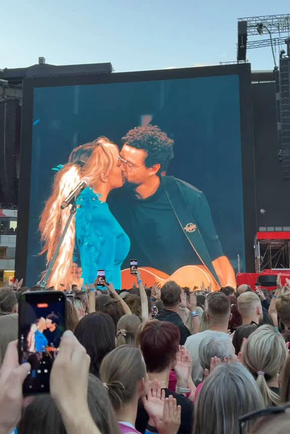 Ewa Farna a Martin Chobt se políbili na koncertu v Edenu. Foto: Ewa Farna
