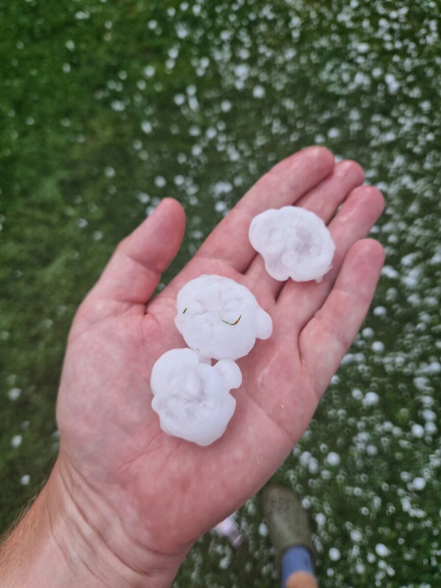 Velké kroupy padaly dnes v Čechách. Foto: CHMÚ