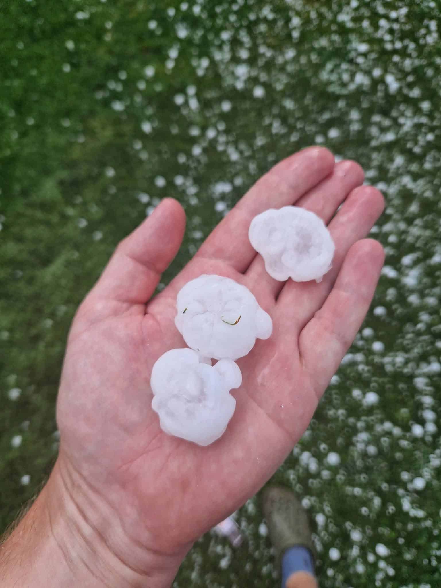 Velké kroupy padaly dnes v Čechách. Foto: CHMÚ