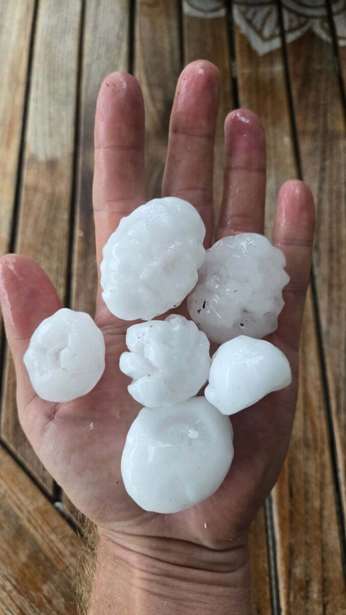 Velké kroupy padaly dnes v Čechách. Foto: CHMÚ