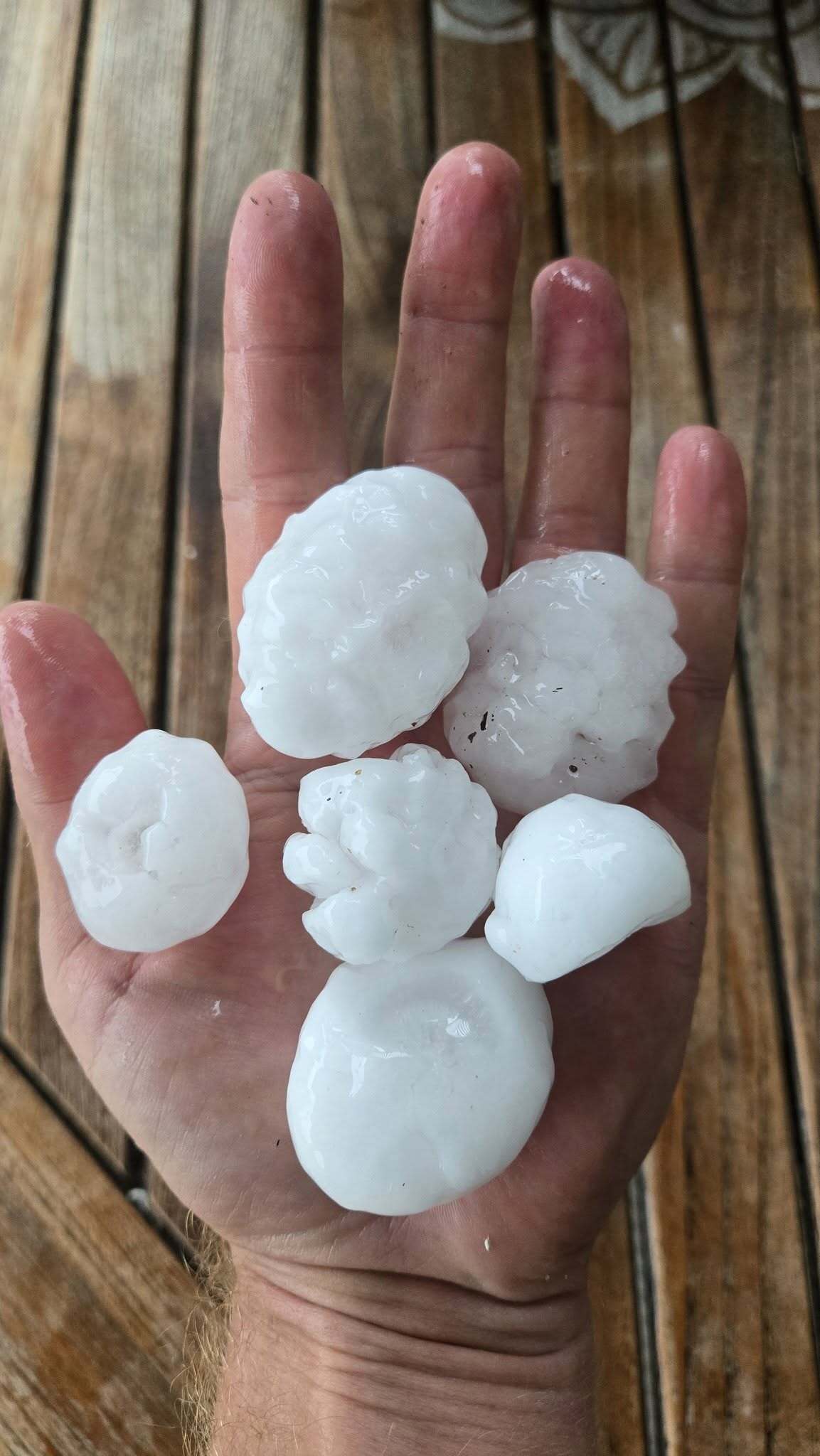 Velké kroupy padaly dnes v Čechách. Foto: CHMÚ