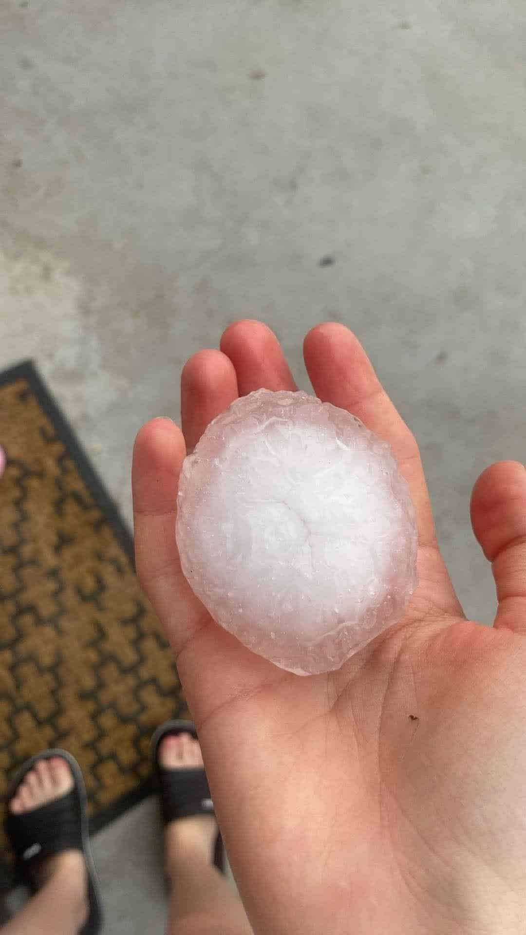 Velké kroupy padaly dnes v Čechách. Foto: CHMÚ