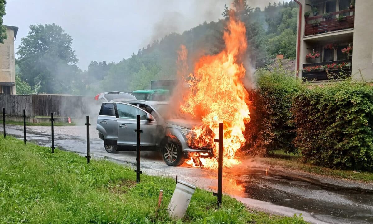 Hasiči v Horním Maršově zasahovali u požáru auta. Foto: Hasiči Horní Maršov