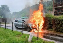 Hasiči v Horním Maršově zasahovali u požáru auta. Foto: Hasiči Horní Maršov