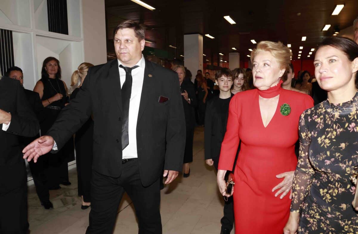 Magda Vášáryová s doprovodem přichází na zakončení karlovarského festivalu. Foto: Nextfoto