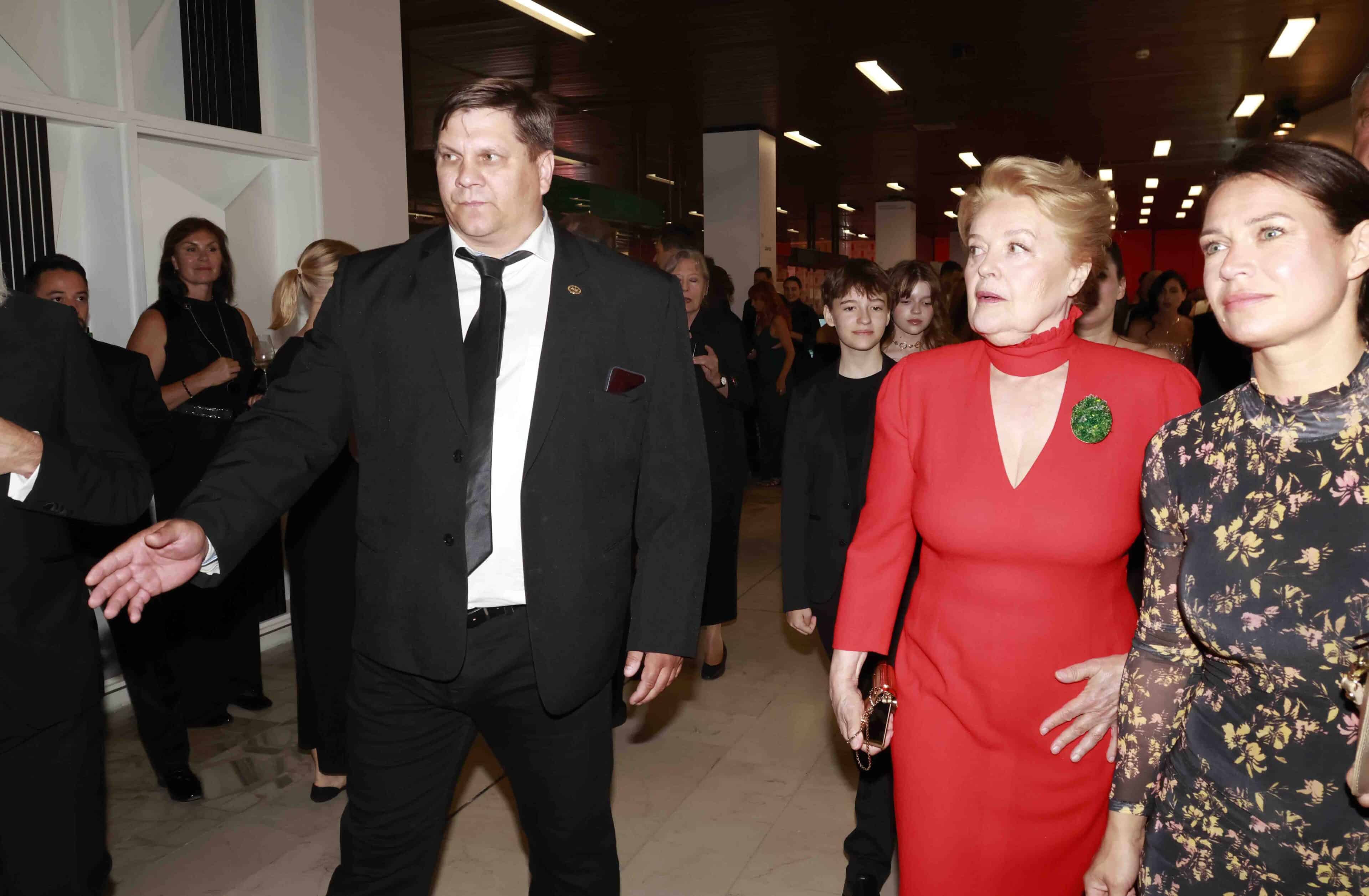 Magda Vášáryová s doprovodem přichází na zakončení karlovarského festivalu. Foto: Nextfoto