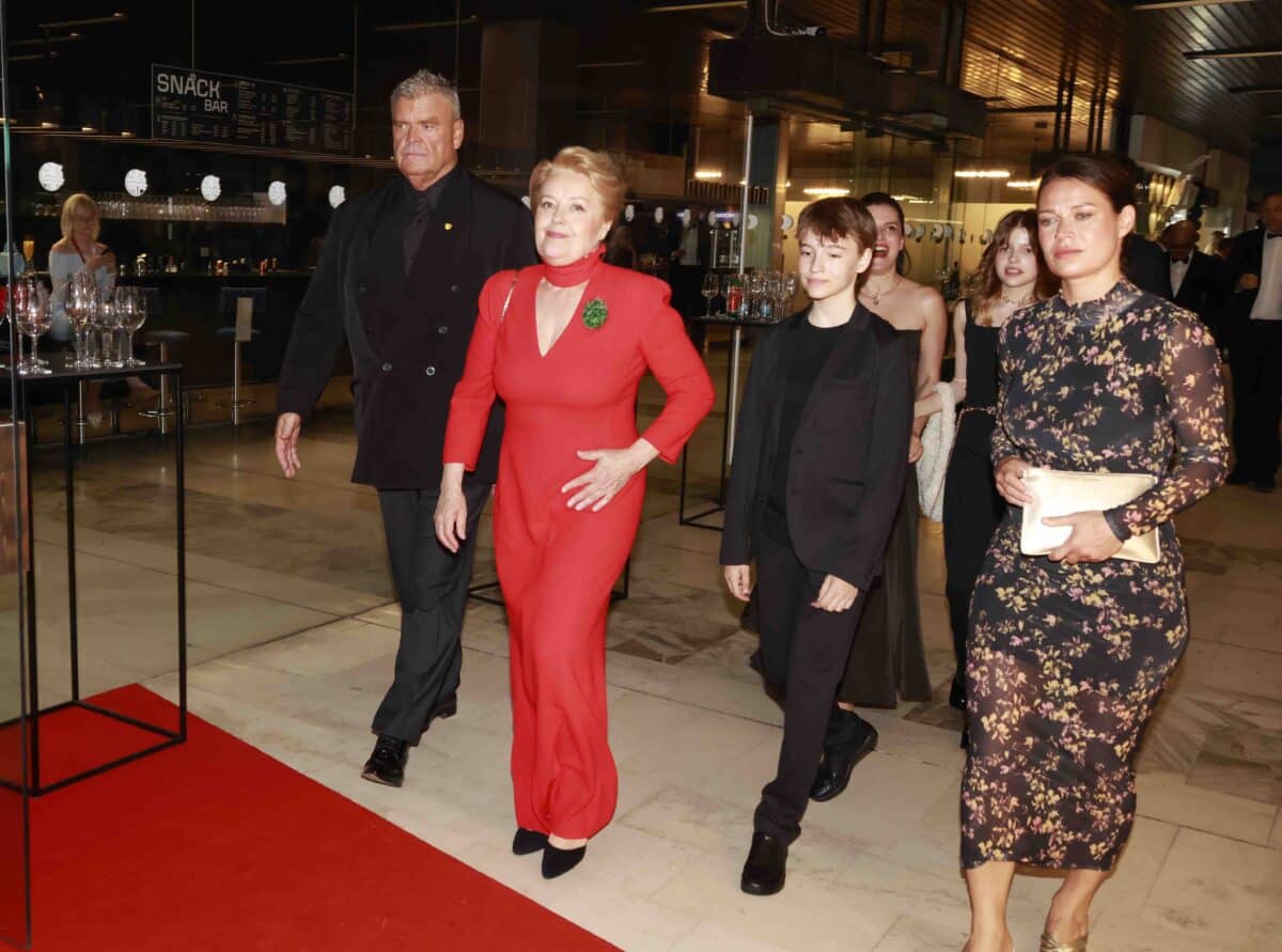 Magda Vášáryová s doprovodem přichází na zakončení karlovarského festivalu. Foto: Nextfoto