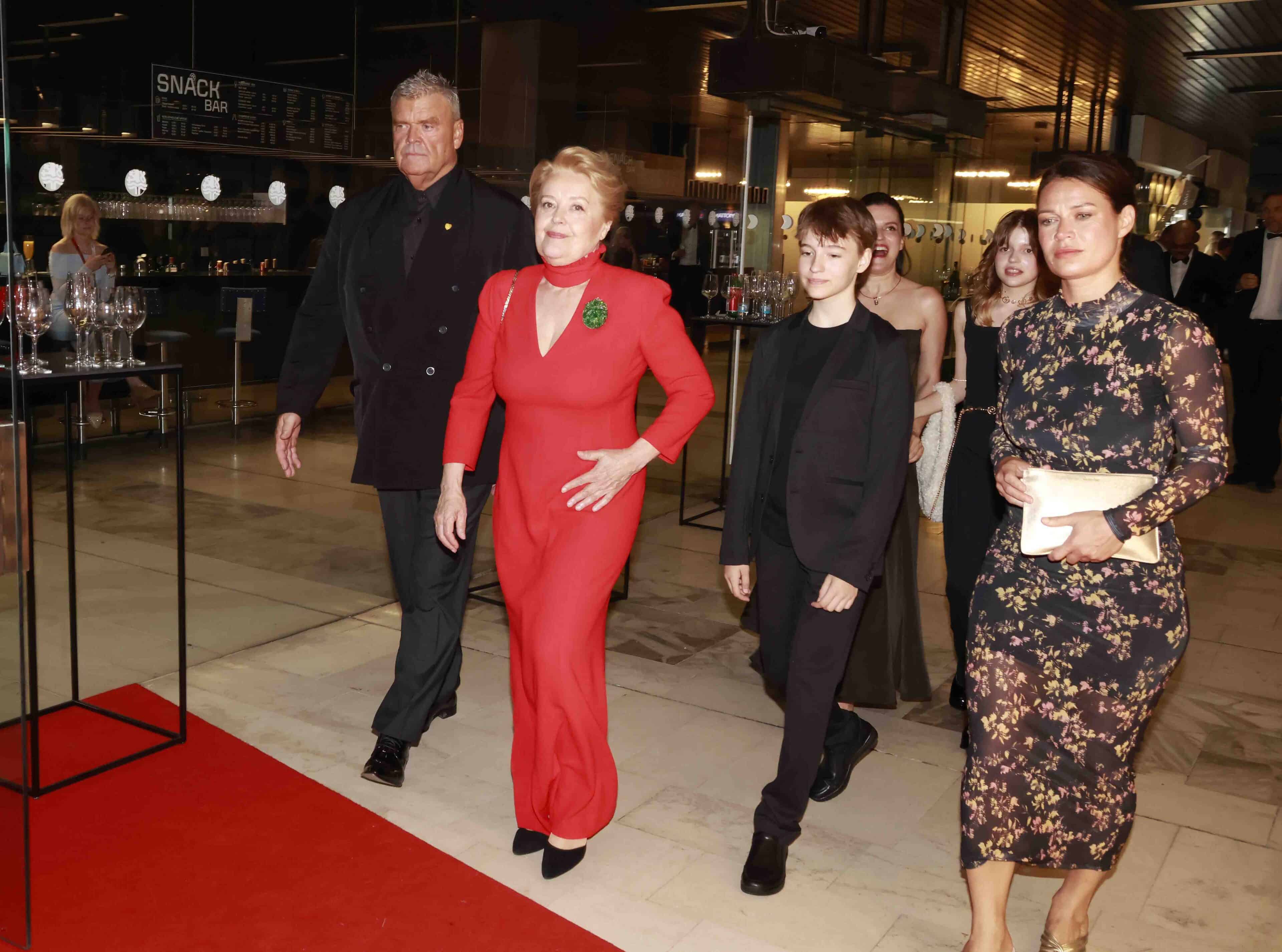 Magda Vášáryová s doprovodem přichází na zakončení karlovarského festivalu. Foto: Nextfoto