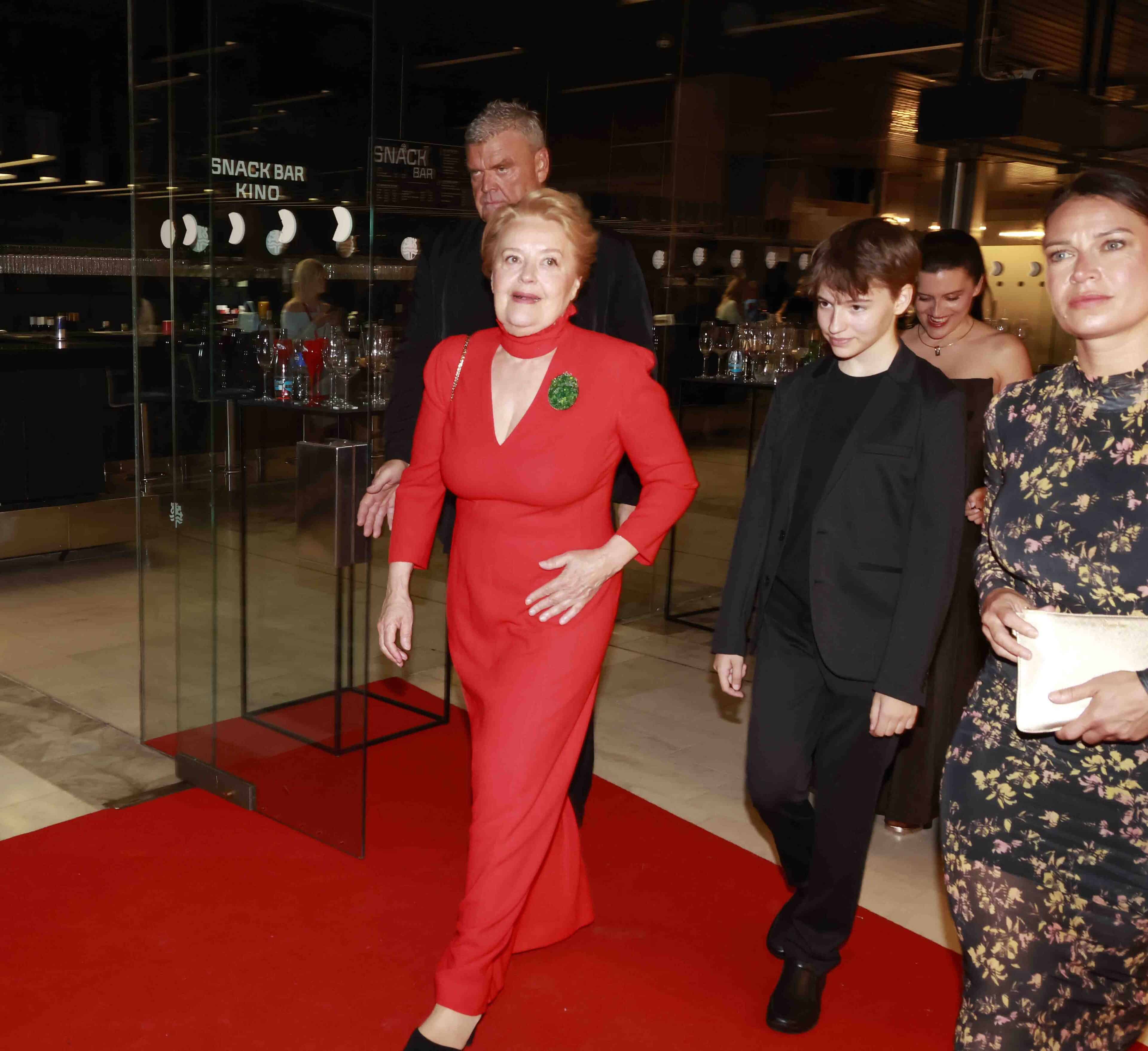 Magda Vášáryová s doprovodem přichází na zakončení karlovarského festivalu. Foto: Nextfoto