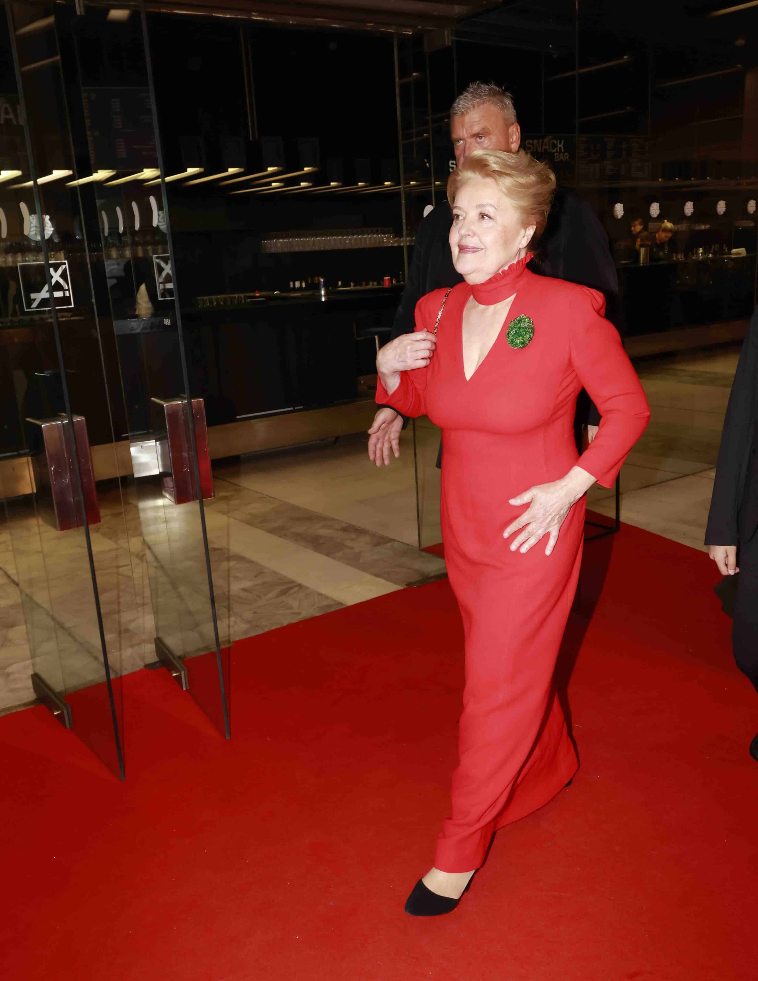 Magda Vášáryová s doprovodem přichází na zakončení karlovarského festivalu. Foto: Nextfoto