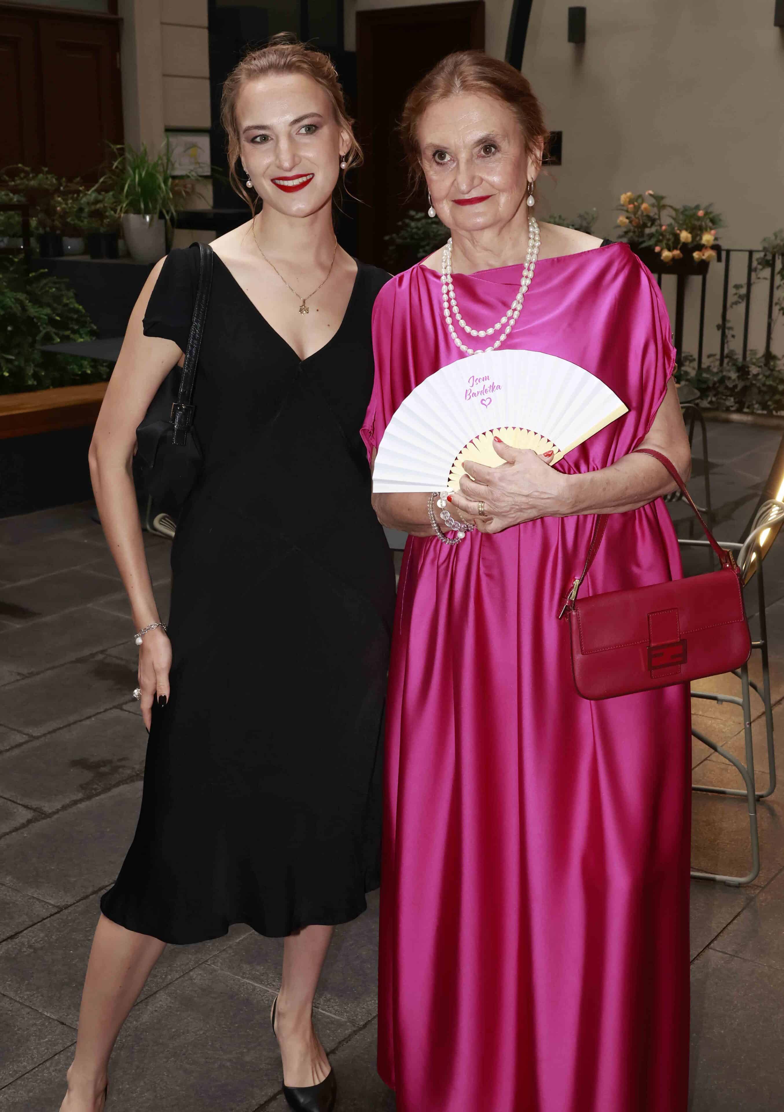 Eva Holubová a její dcera Karolína na premiéře filmu Bardotky v Praze. Foto: Nextfoto